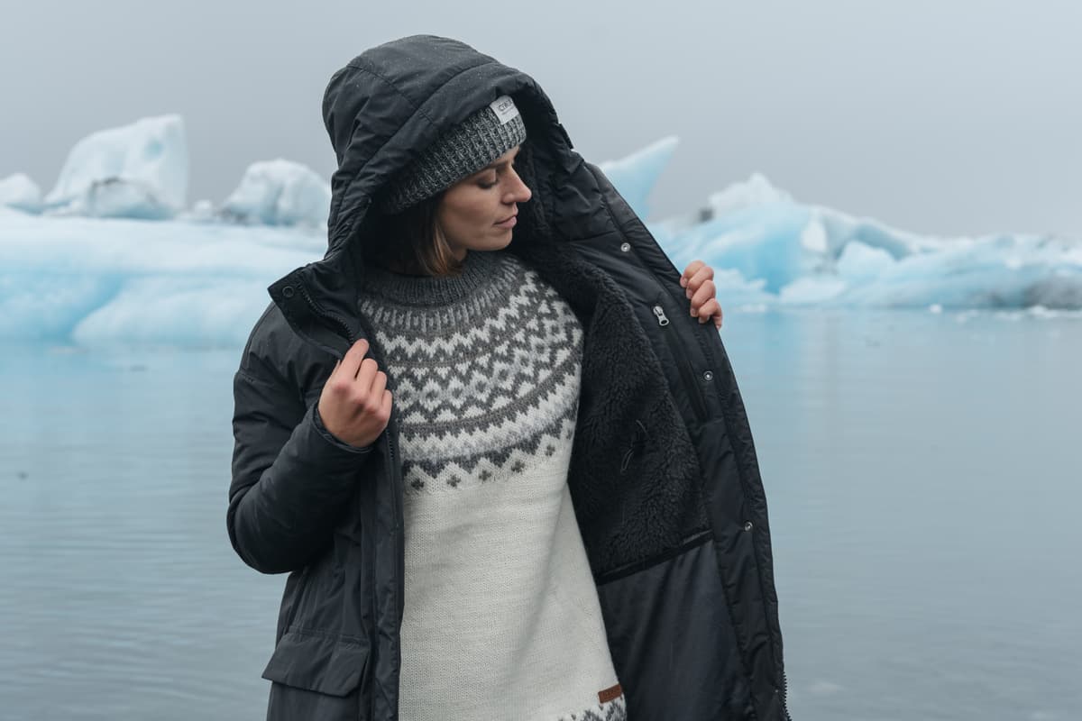 Frau an einer eisbedeckten Lagune