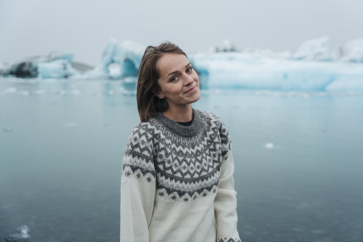 Femme marchant sur des icebergs à la lagune glaciaire
