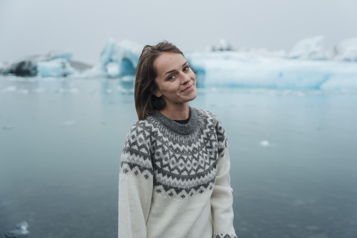 Femme marchant sur des icebergs à la lagune glaciaire