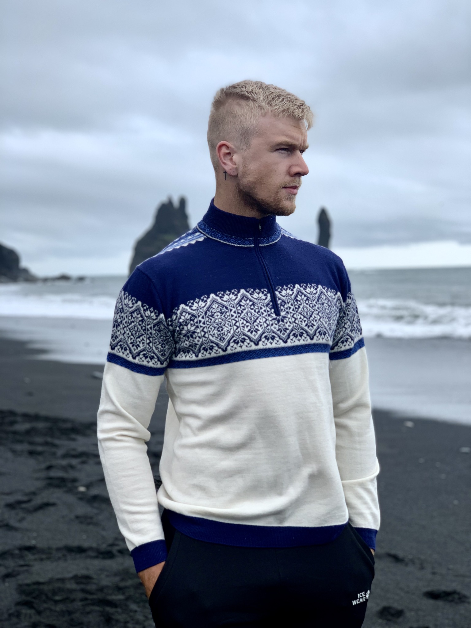 Ein Mann am schwarzen Strand von Südisland