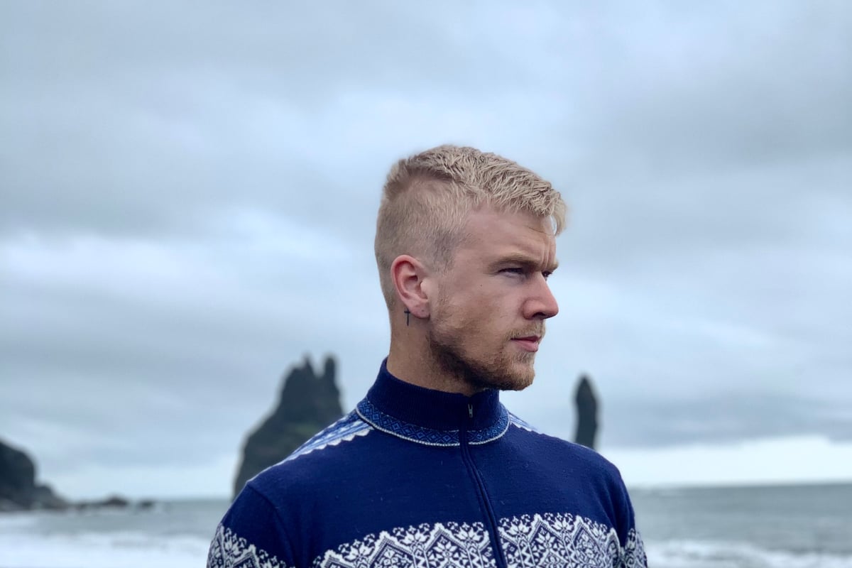 Ein Mann am schwarzen Strand von Südisland
