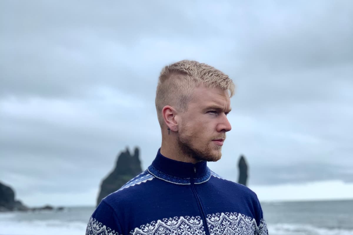 Ein Mann am schwarzen Strand von Südisland