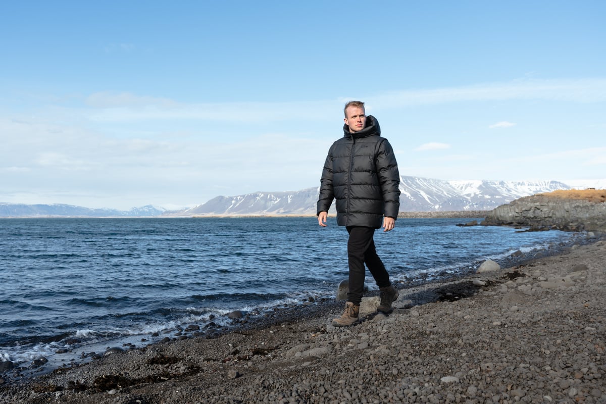 iceland-coast-man-black-winter-clothing_68.jpeg