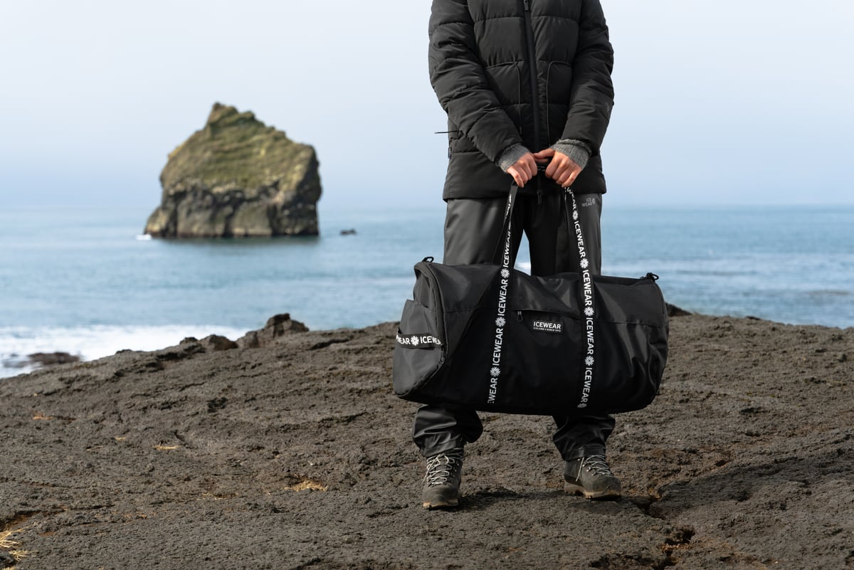 iceland-woman-black-outdoor-clothing_40.jpeg