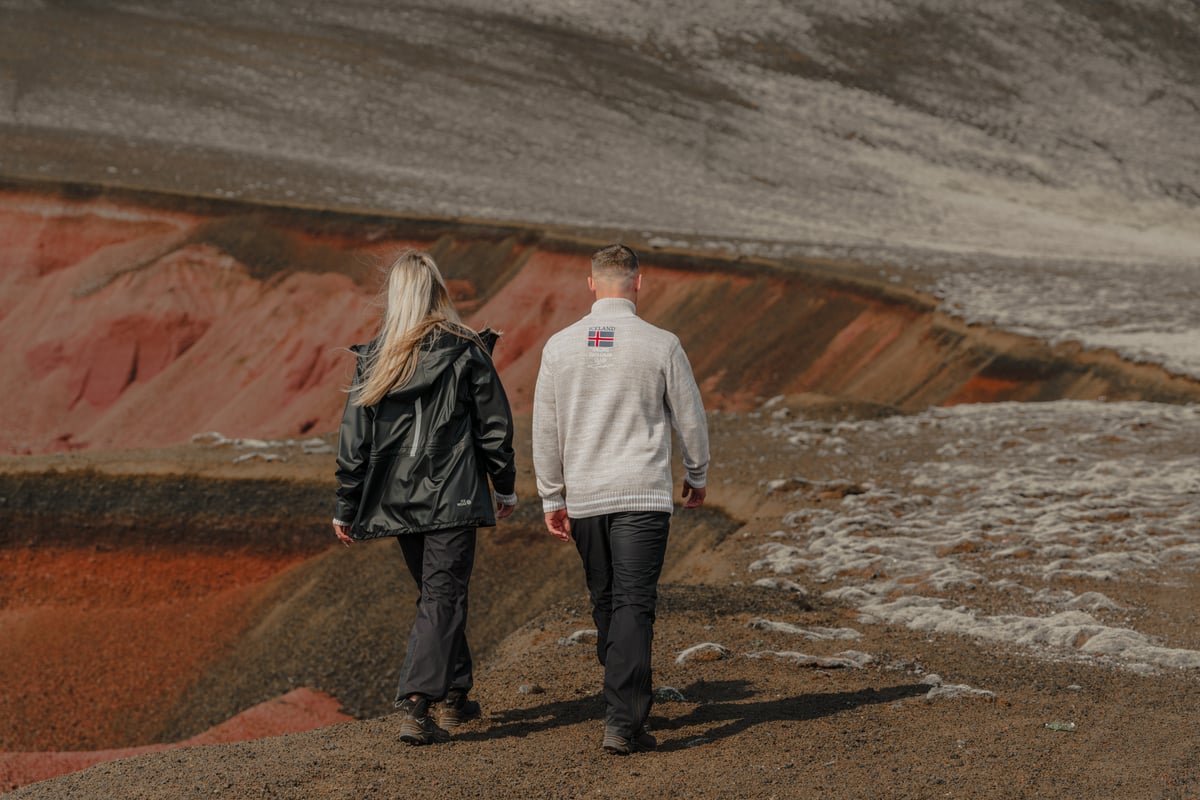 Ein Paar wandert in Island