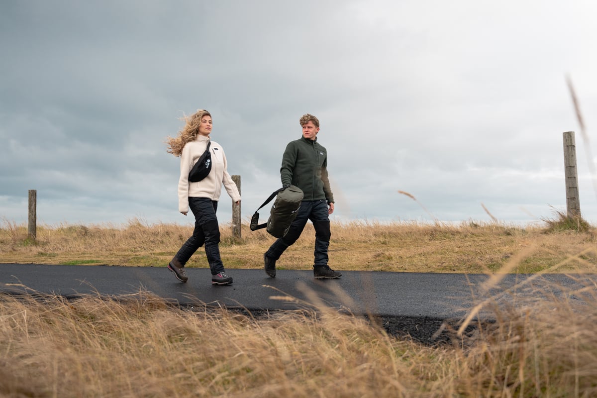couple en promenade, vent dehors