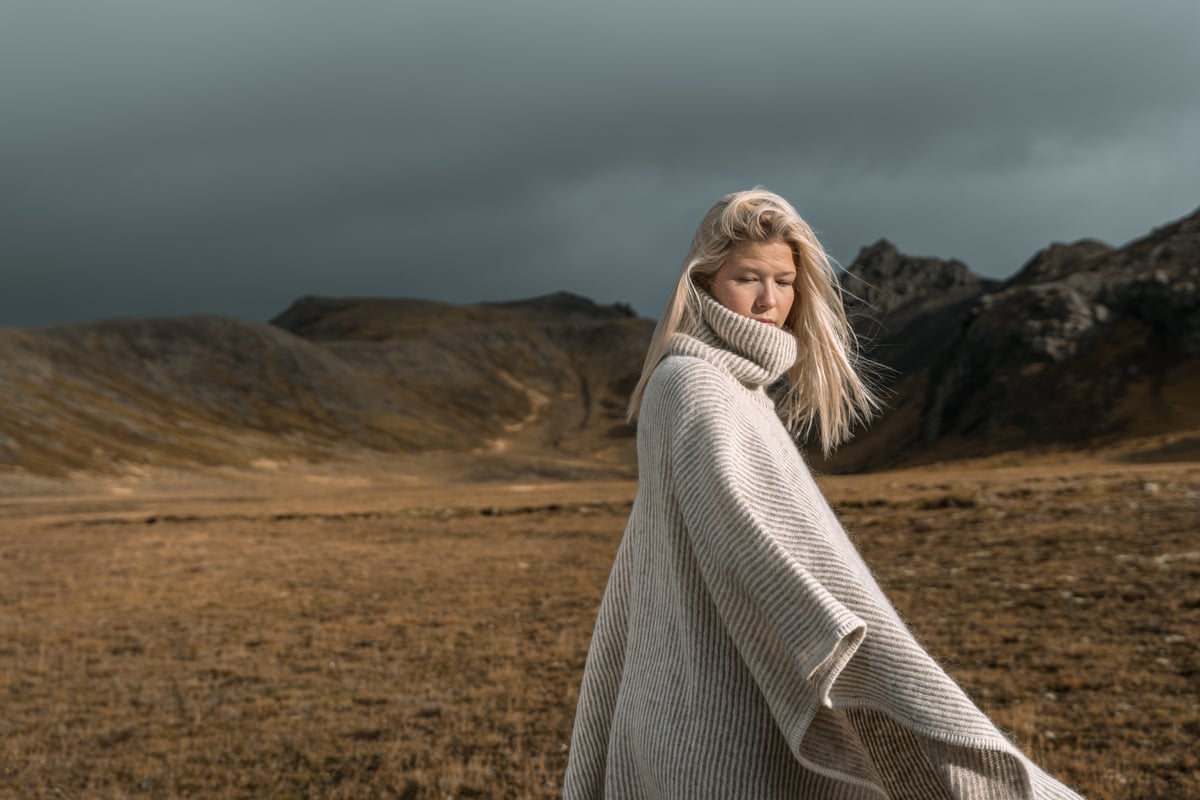 iceland-woman-wool-poncho_21.jpeg
