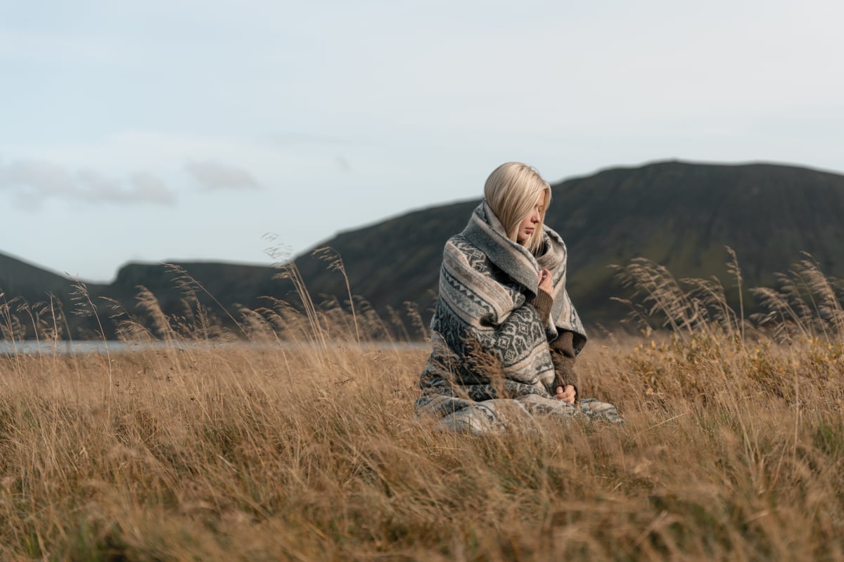 Eine Frau auf einem Feld mit einer Decke