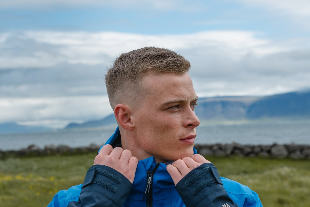 Ein Mann in einer Outdoorjacke