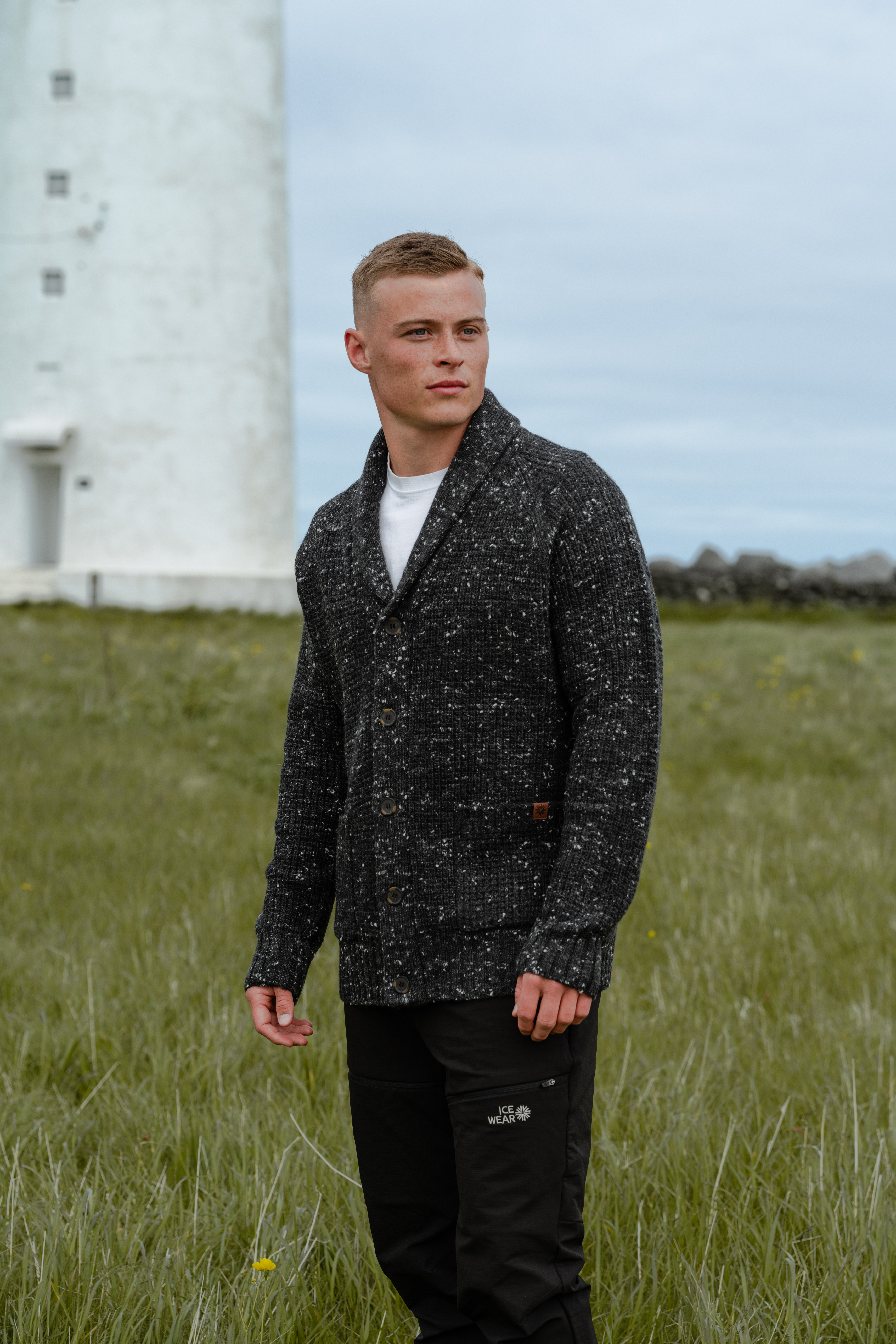 Hraunhóll Strickjacke aus Lammwolle Pullover