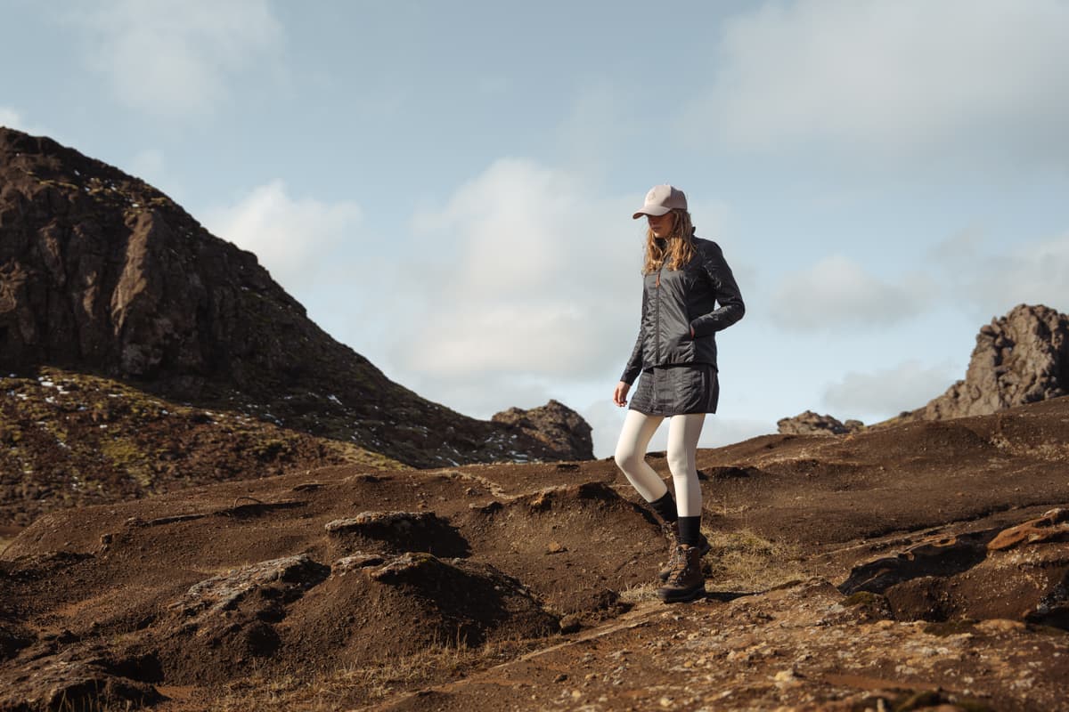 Une femme en randonnée en montagne