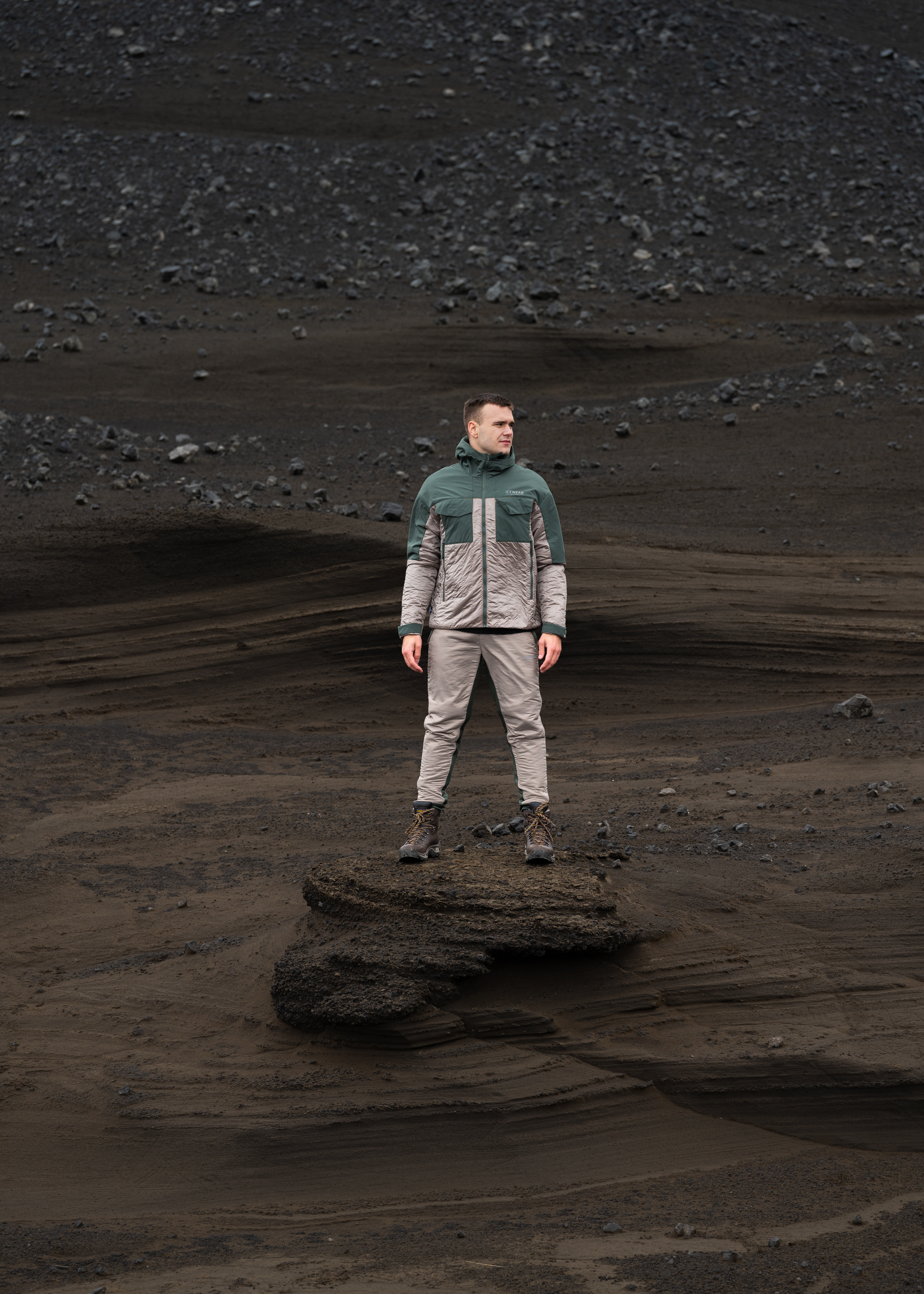 Homme en vêtements de mouton noir dans la nature de sable