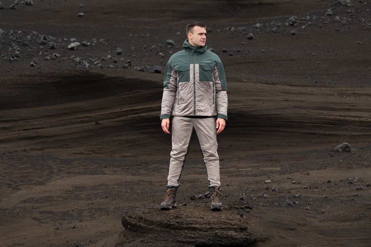 Homme en vêtements de mouton noir dans la nature de sable