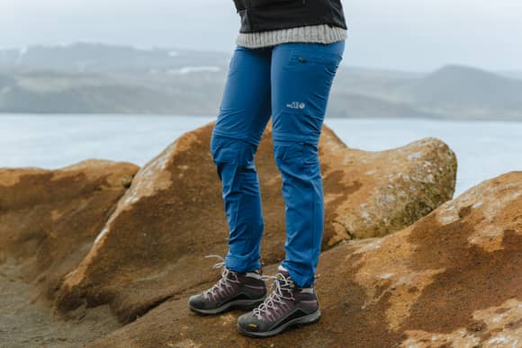 Frau in blauer Wanderhose