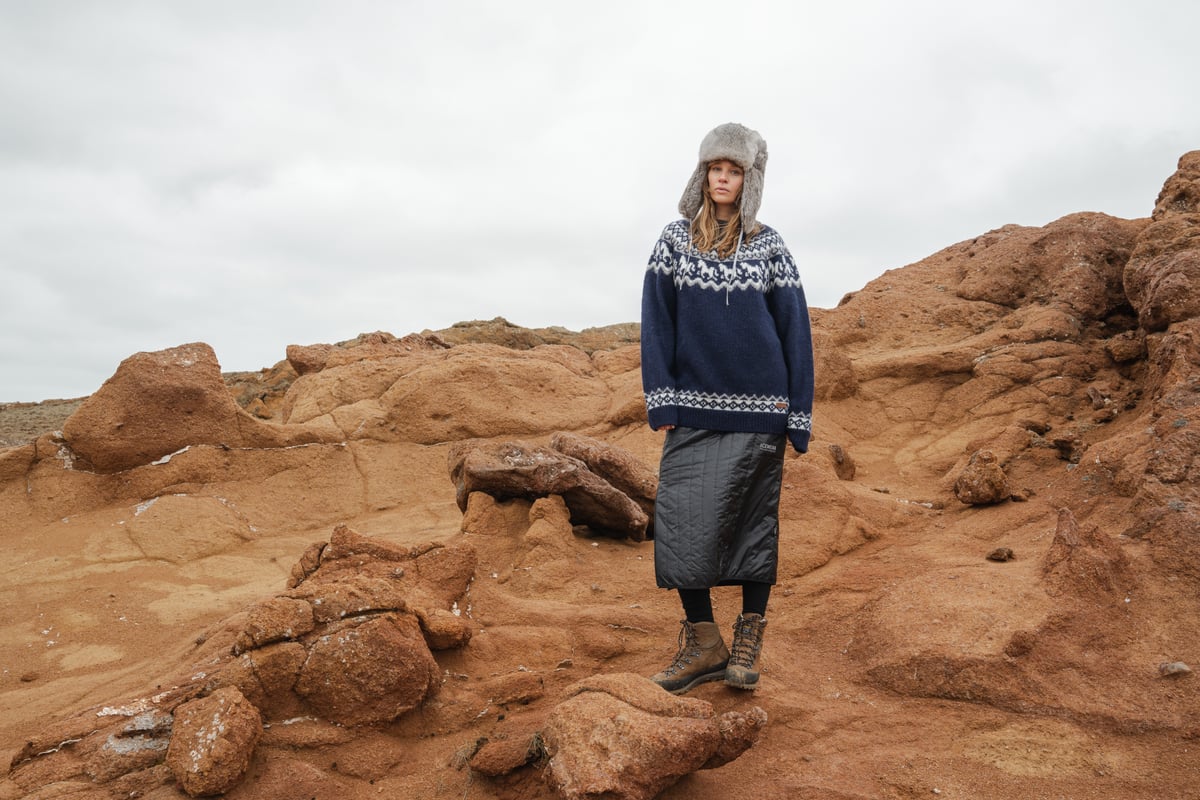 femme dans un environnement rocheux en Islande