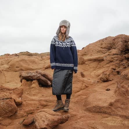 femme dans un environnement rocheux en Islande
