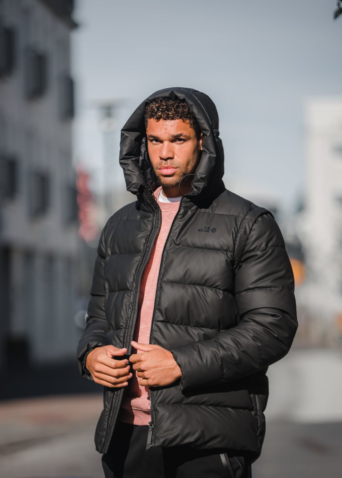 Ein Mann in der Innenstadt von Reykjavík