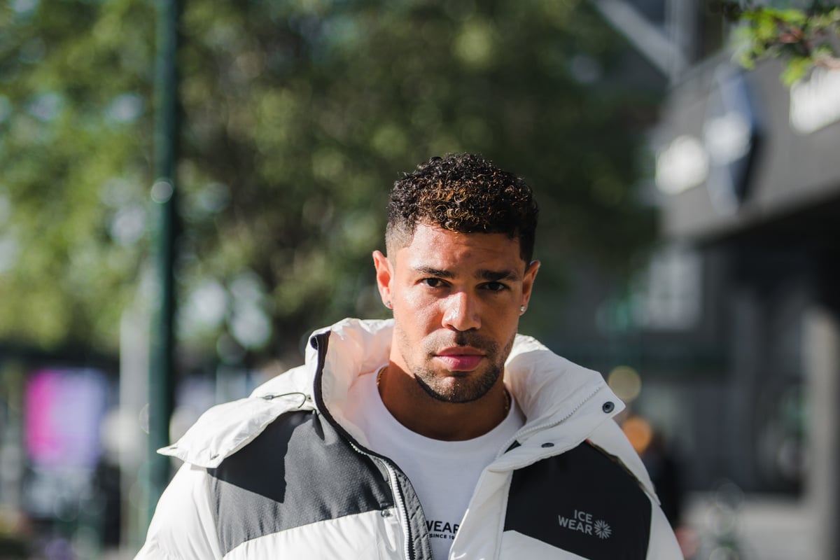 un homme en doudoune dans le centre-ville de Reykjavík
