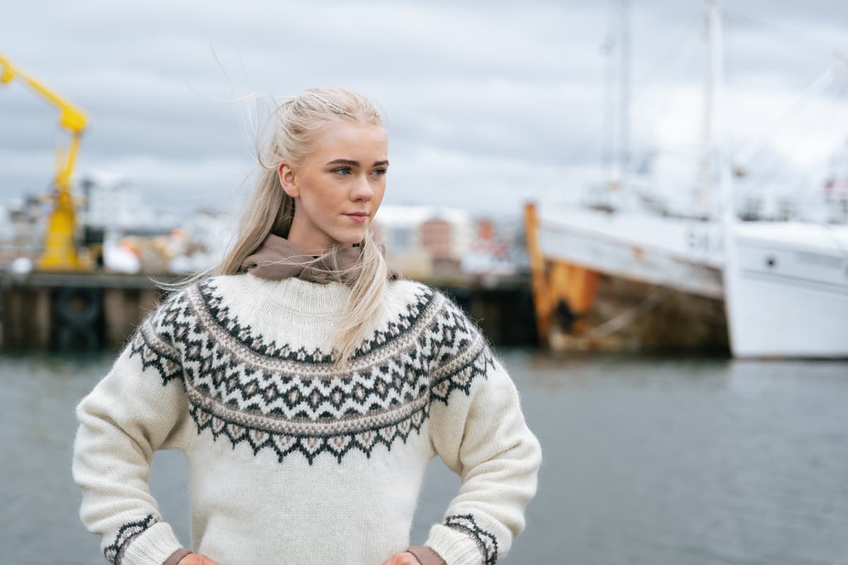 Une femme en pull de laine dans le port