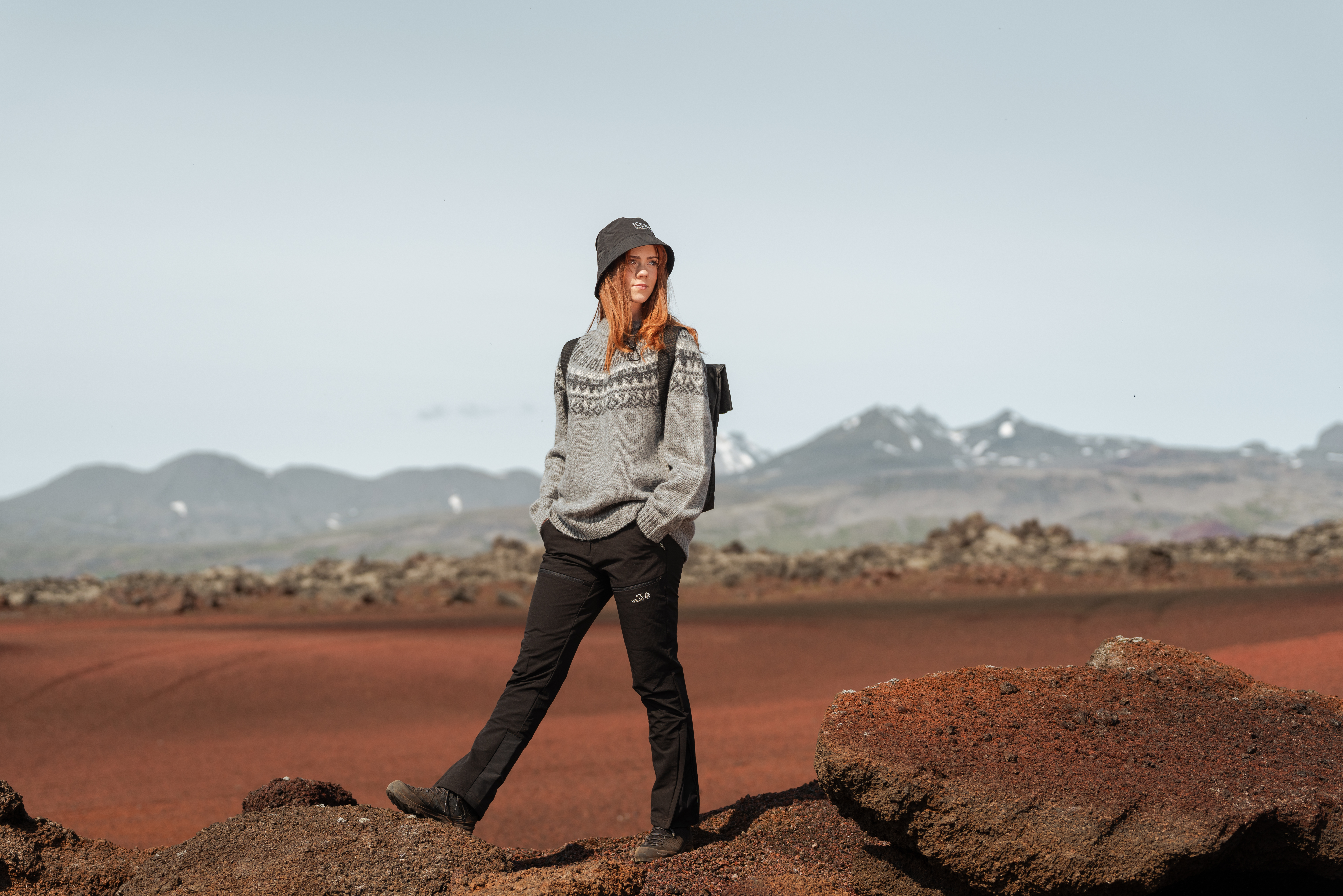 Eine Frau, die in roter Lava im Westen Islands spazieren geht