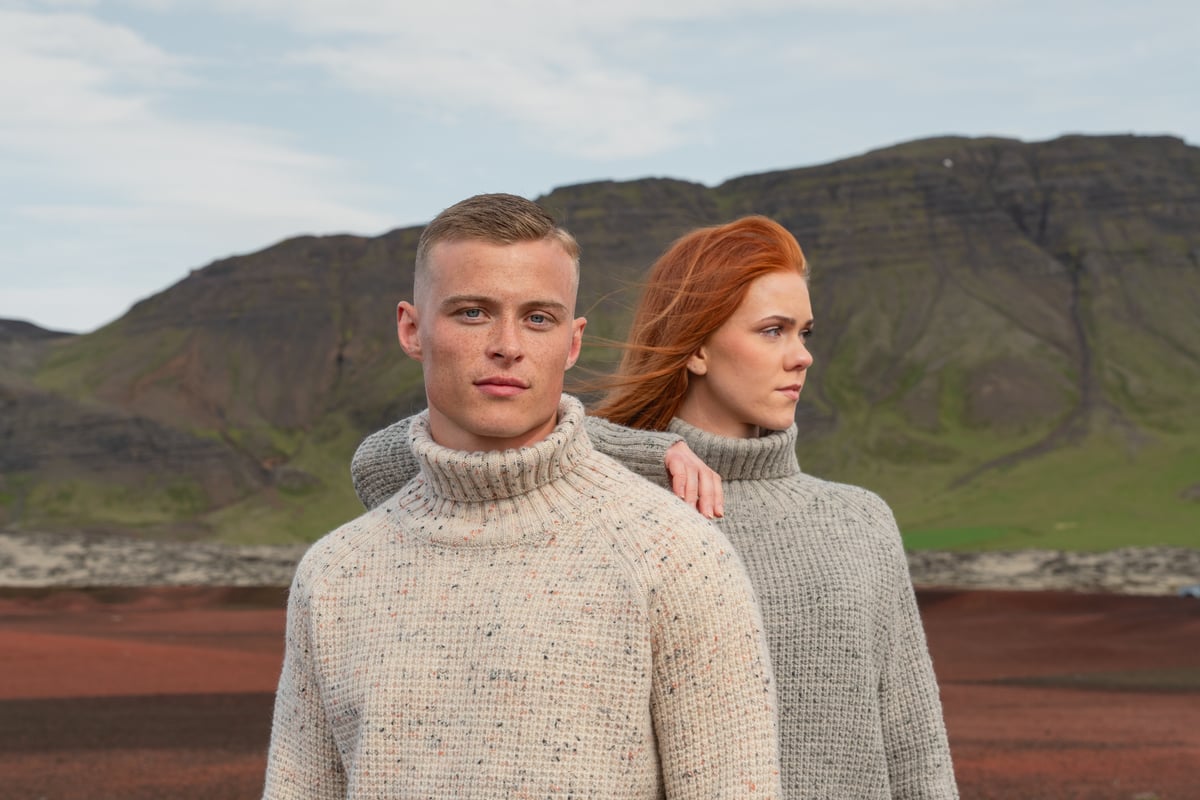 Couple sur le sable rouge, ouest de l’Islande