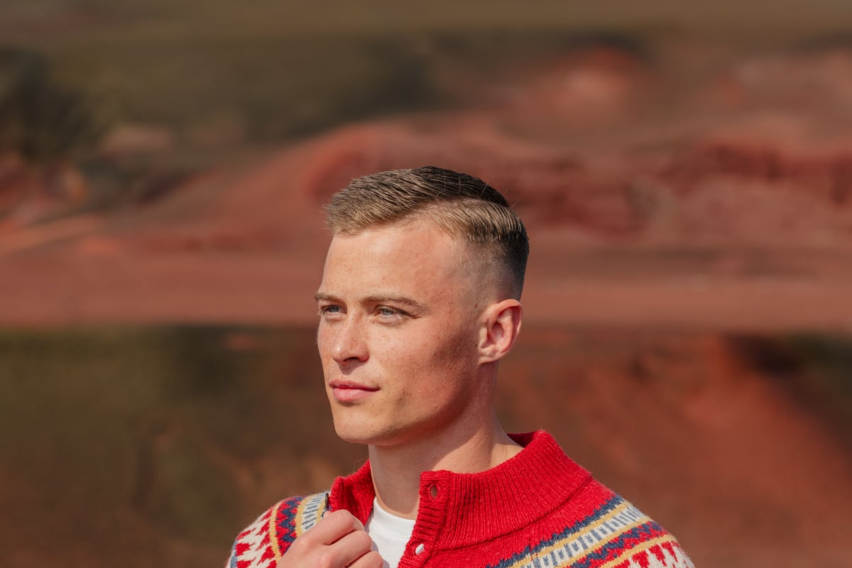 Ein Mann im Weihnachtspullover