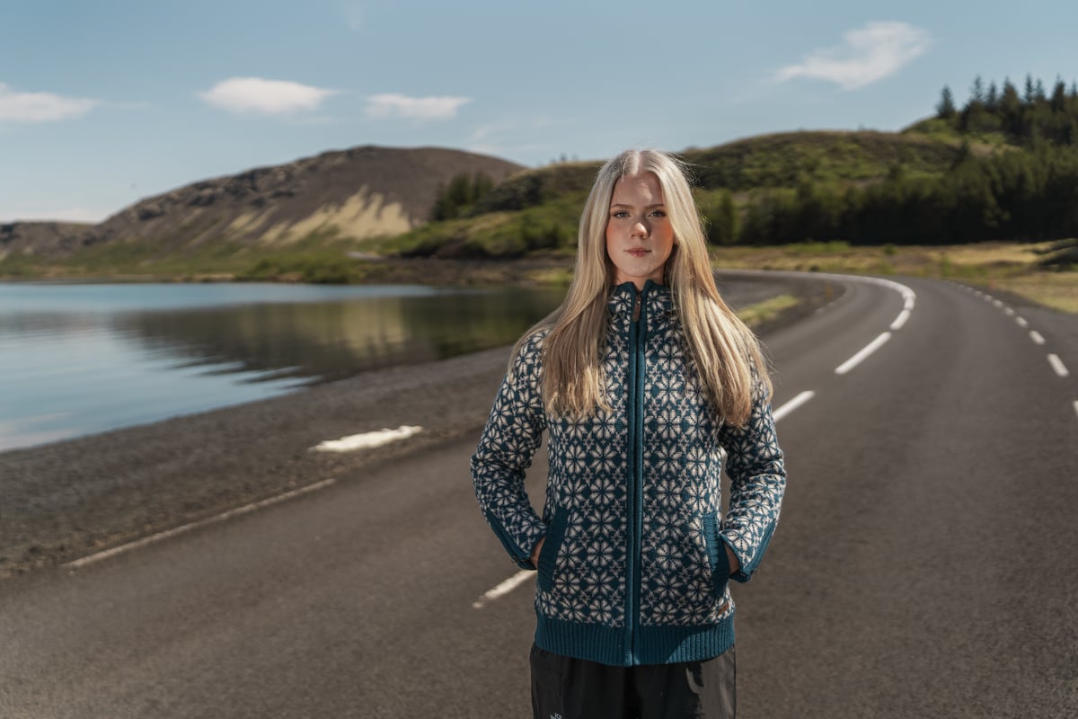 summer-outdoor-iceland-wool-woman00147.jpeg