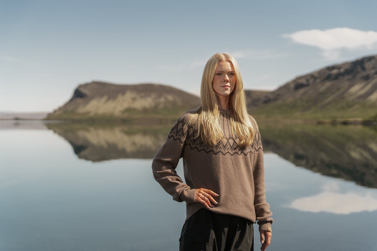 summer-outdoor-iceland-wool-woman00116.jpeg