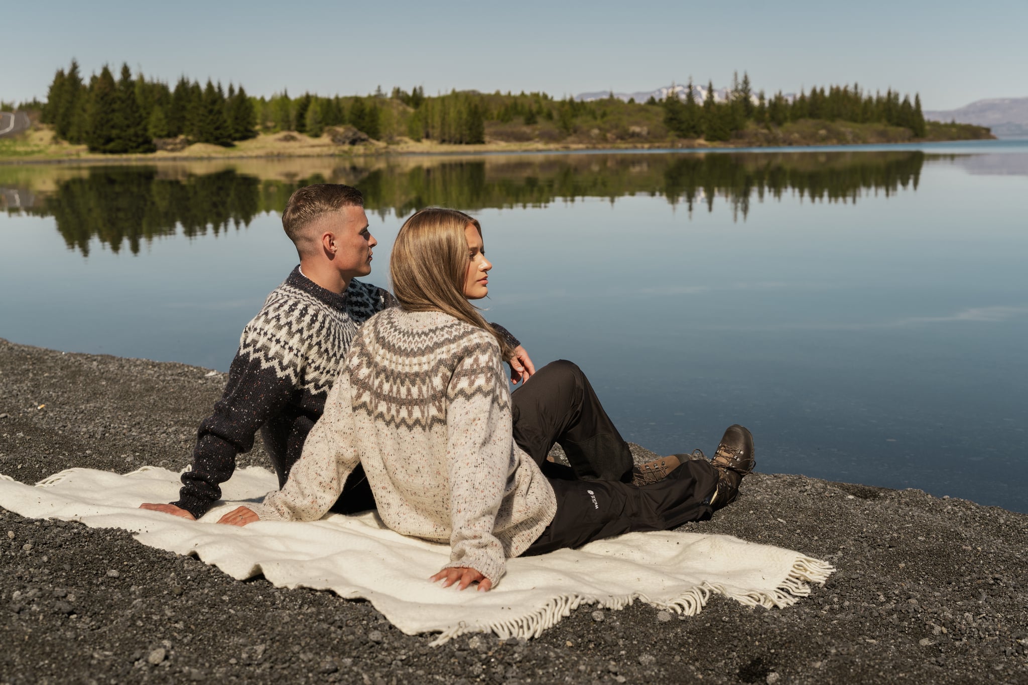 summer-outdoor-iceland-wool-woman00119.jpeg