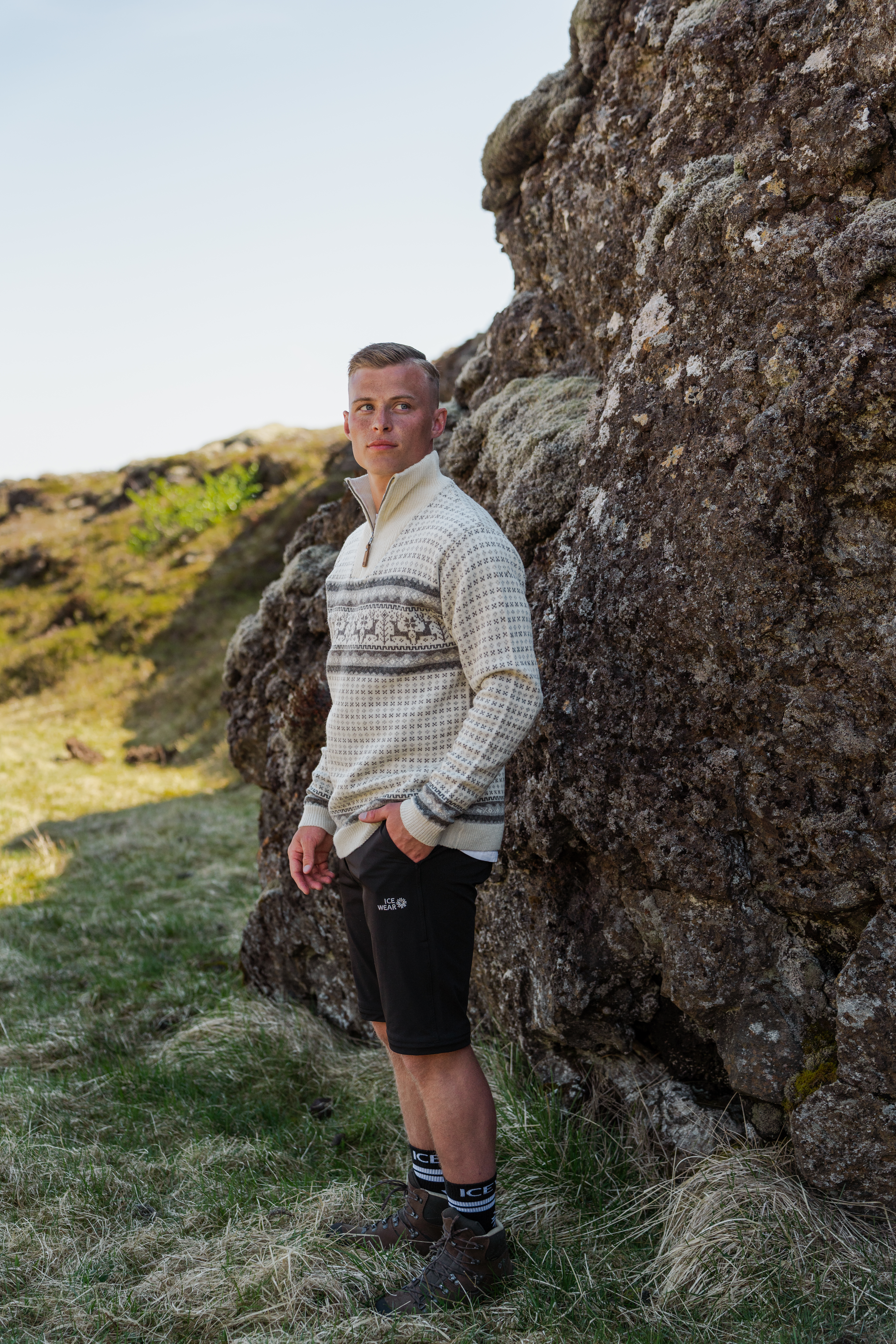 Hreindýrsholt Pull-over tricoté avec motifs rennes Hreindýrsholt Pull-over tricoté avec motifs rennes
