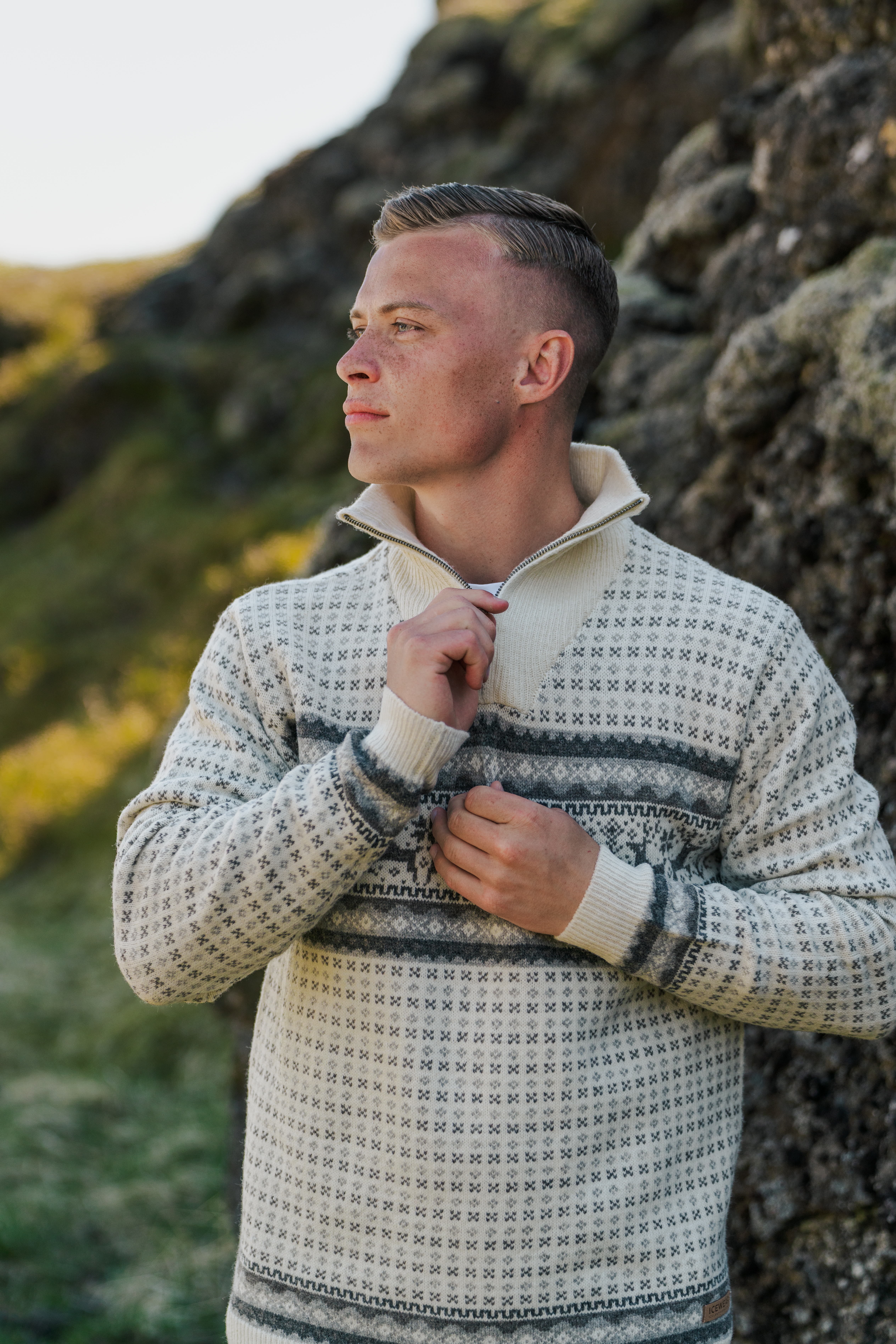 Hreindýrsholt Pull-over tricoté avec motifs rennes Hreindýrsholt Pull-over tricoté avec motifs rennes