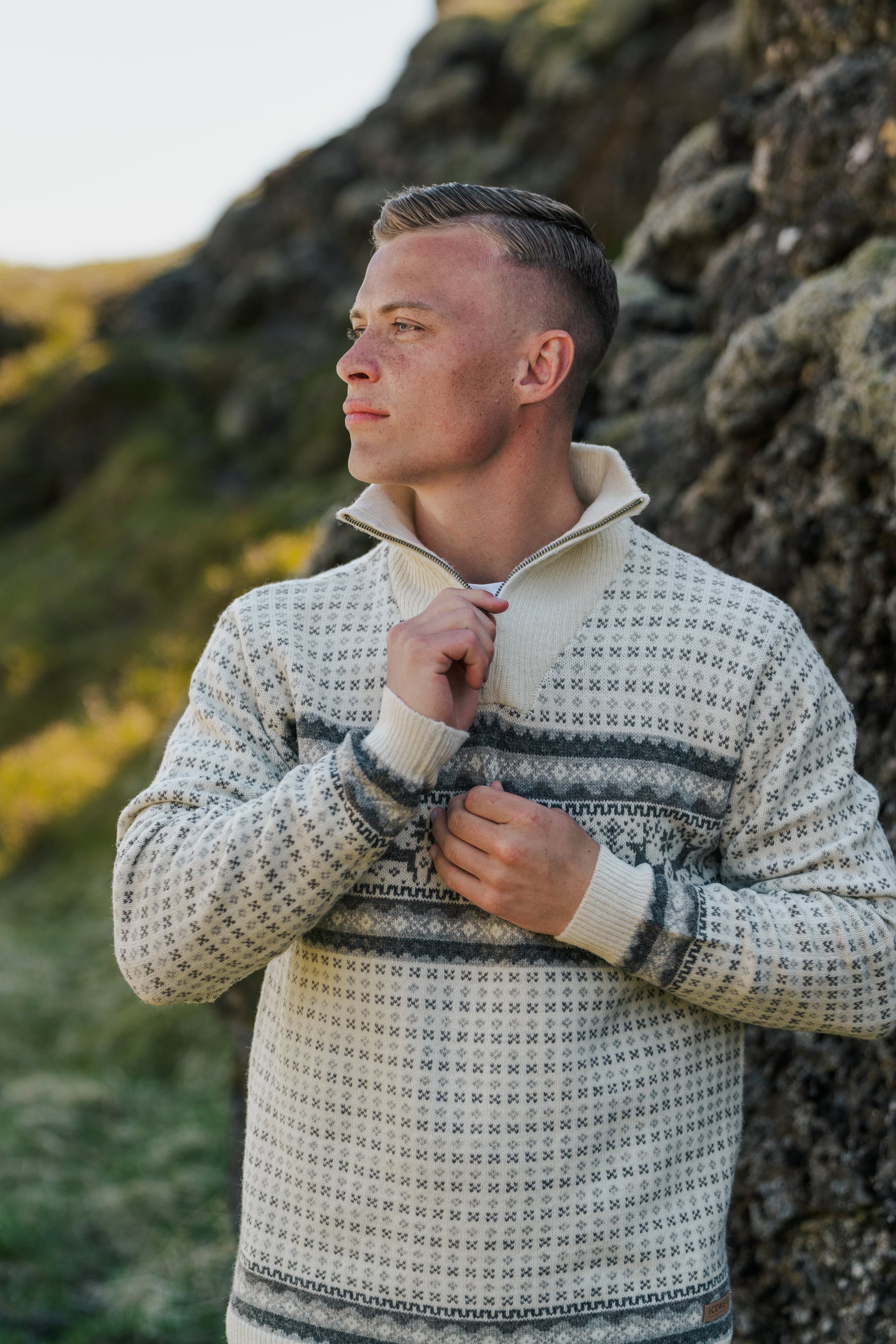 Hreindýrsholt prjónuð ullarpeysa með hreindýramynstri 