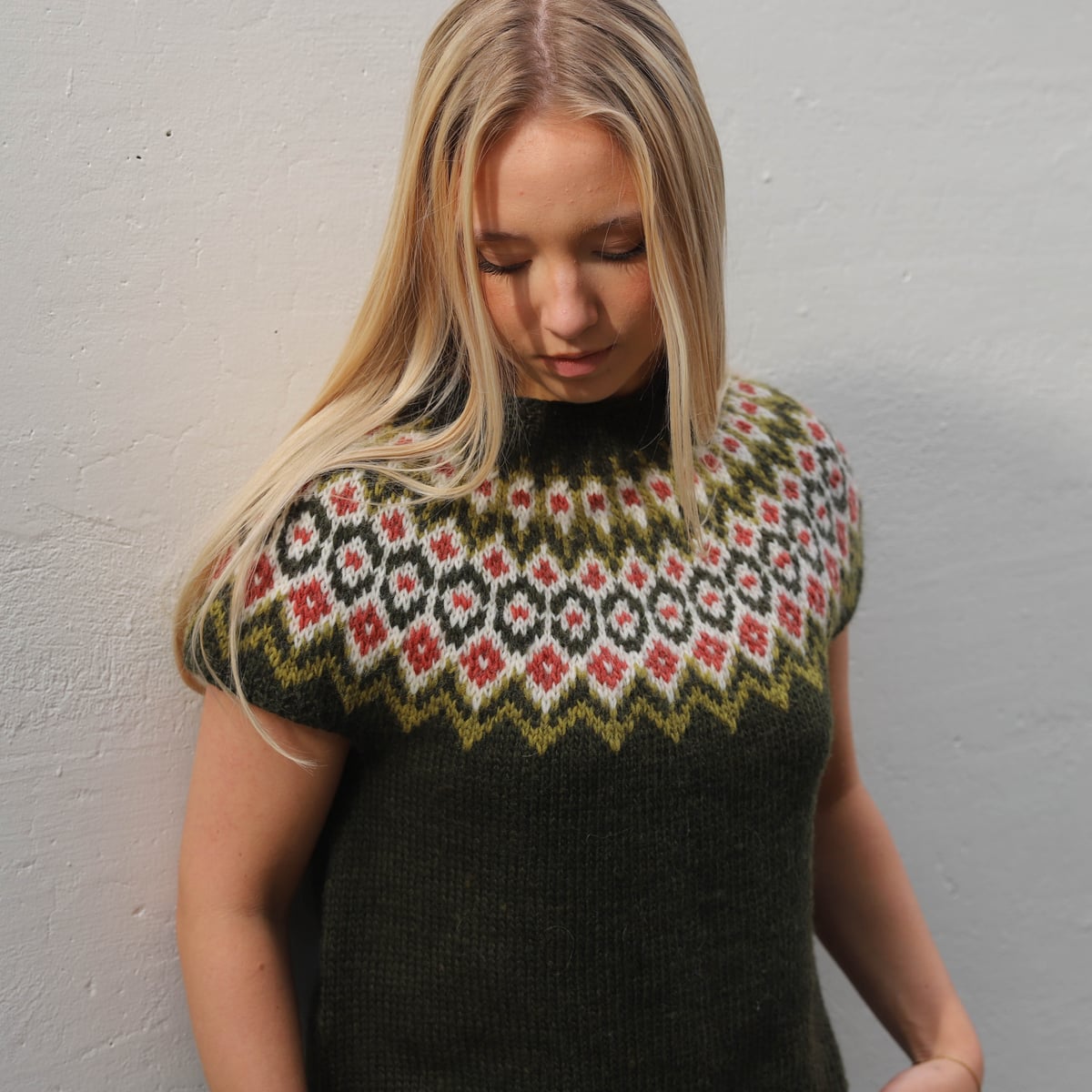 erla_knit0464_womens-short-sleeve-vest_knitting-pattern_prjonauppskrift2.jpeg