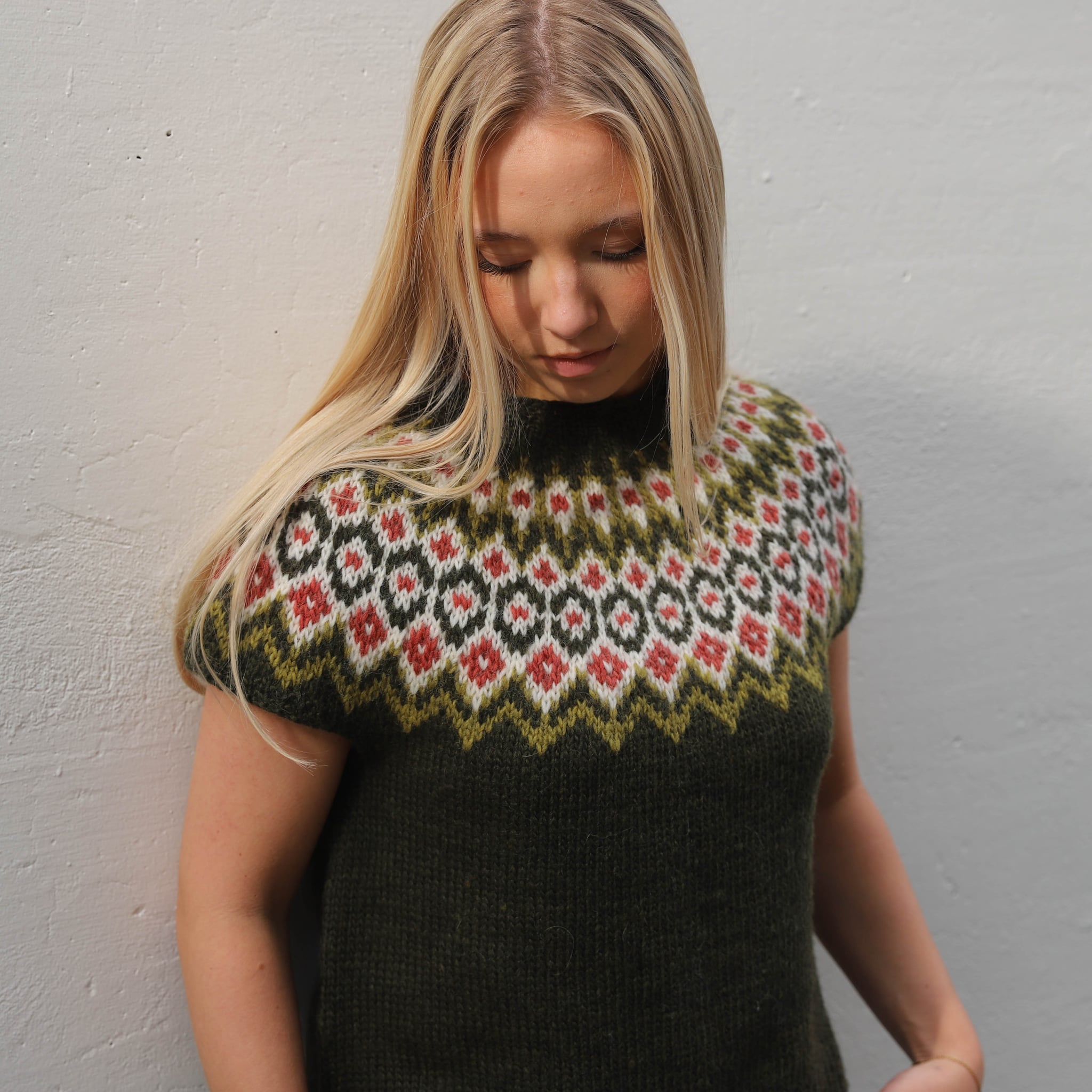 erla_knit0464_womens-short-sleeve-vest_knitting-pattern_prjonauppskrift2.jpeg
