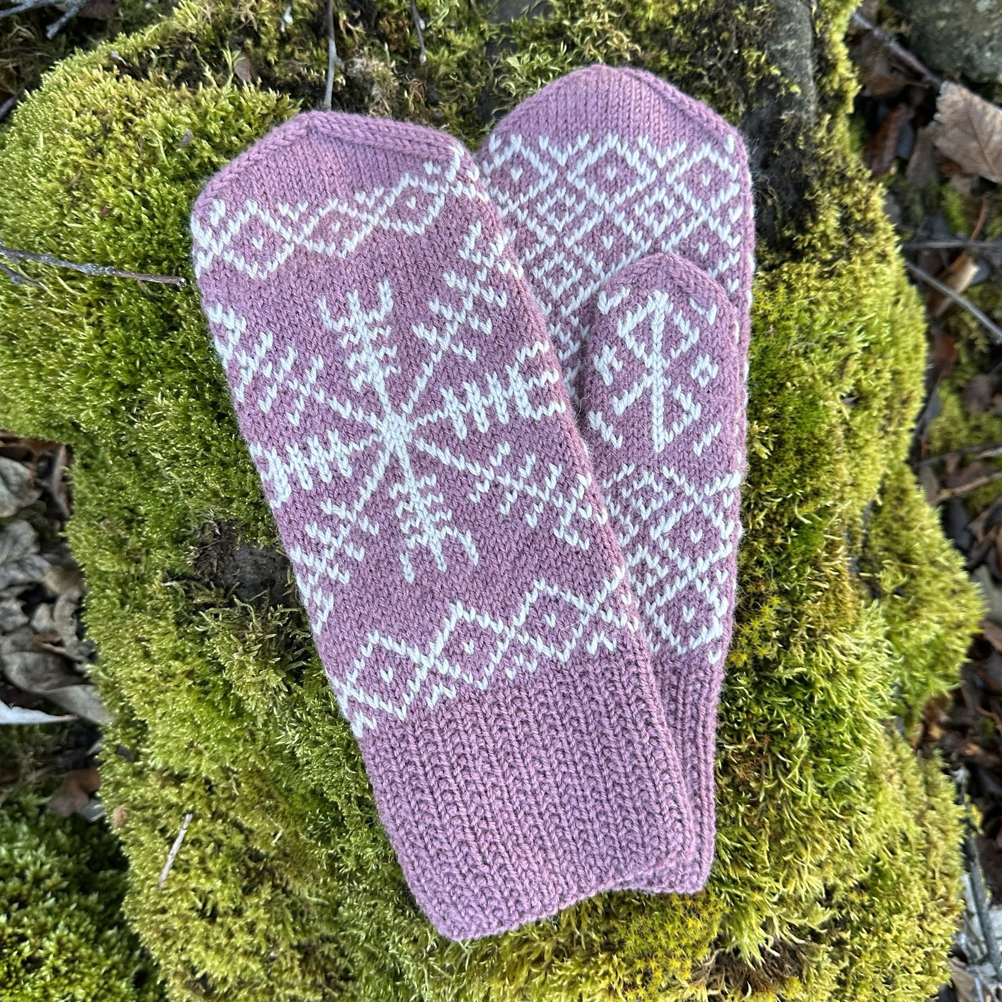 aegishjalmur_knit0466_womens-mittens_knitting-pattern_prjonauppskrift2.jpeg