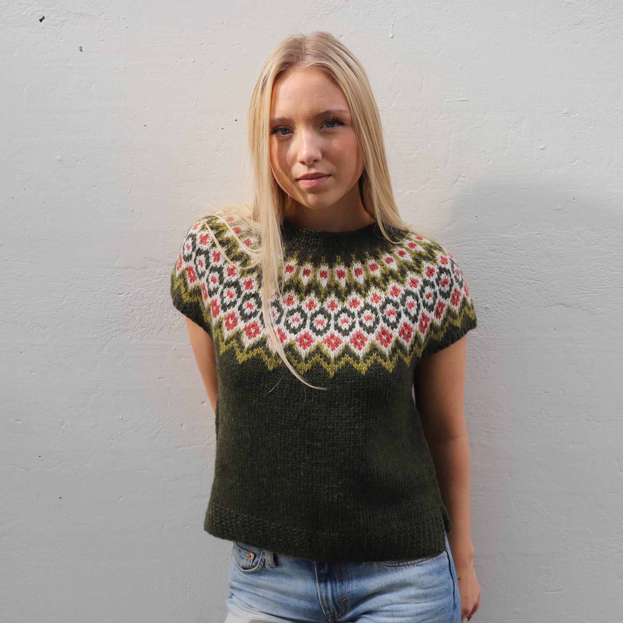erla_knit0464_womens-short-sleeve-vest_knitting-pattern_prjonauppskrift1.jpeg