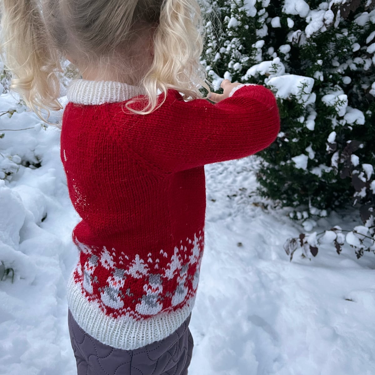 snaefinnur_knit0467_kids-christmas-sweater_knitting-pattern_prjonauppskrift3.jpeg
