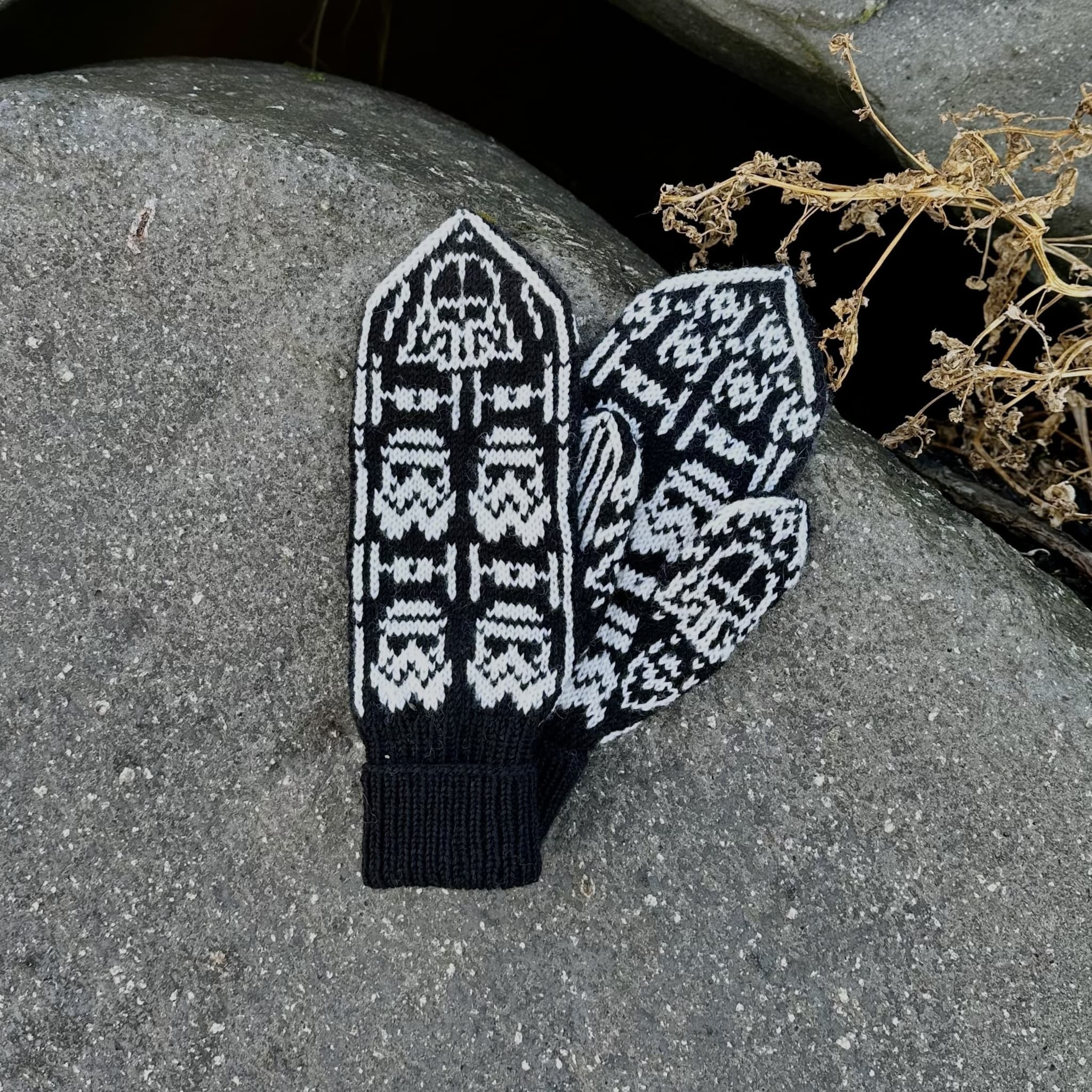 Star-wars womens mittens knitting pattern