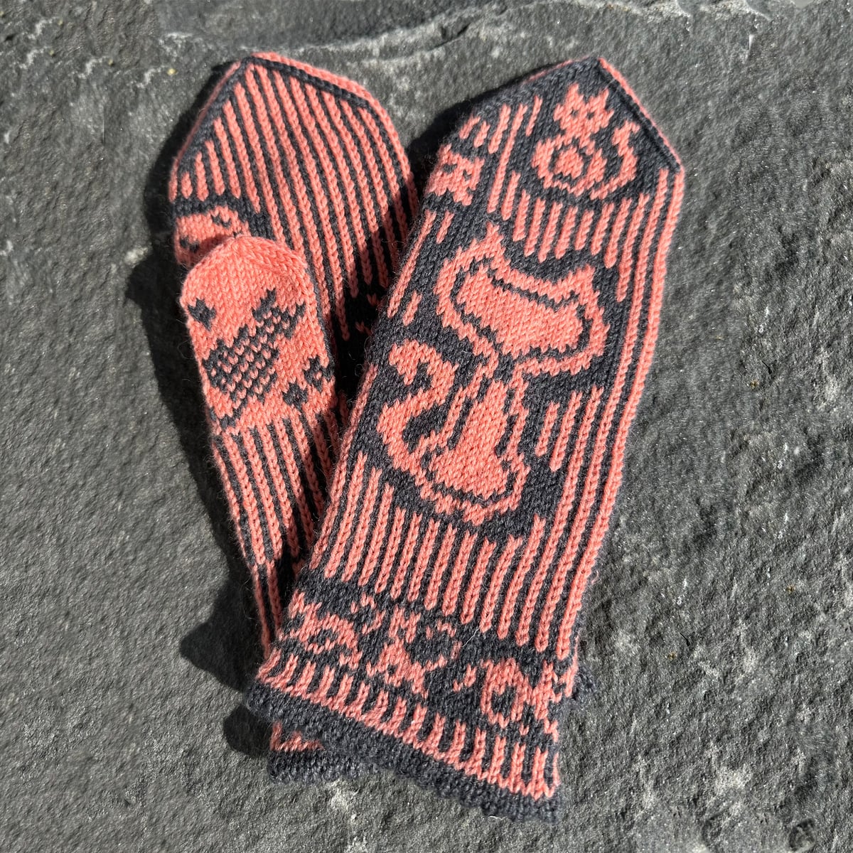kisuvettlingar_k0-027_cat-mittens_knitting-patterns_prjonauppskrift1.jpeg