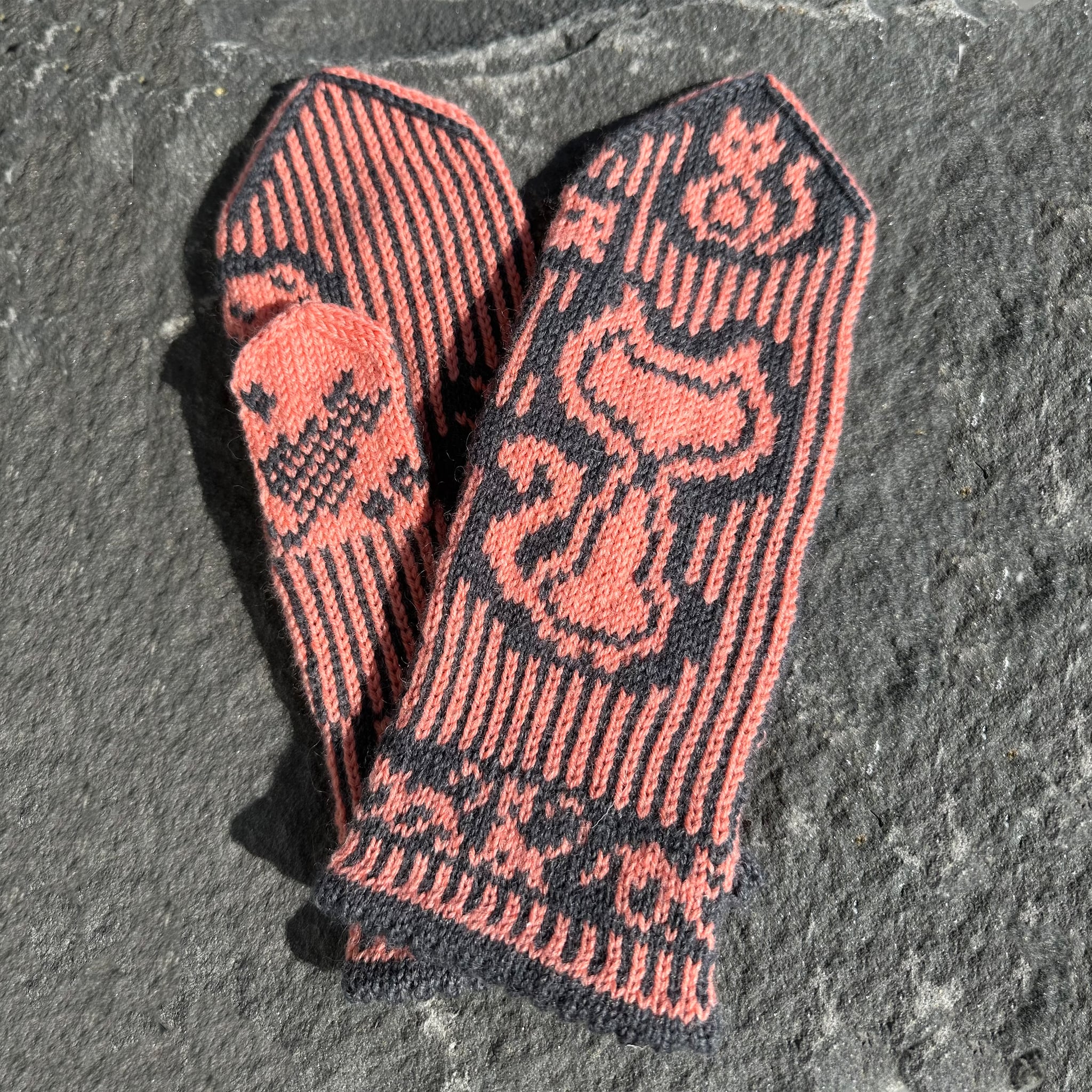 kisuvettlingar_k0-027_cat-mittens_knitting-patterns_prjonauppskrift1.jpeg