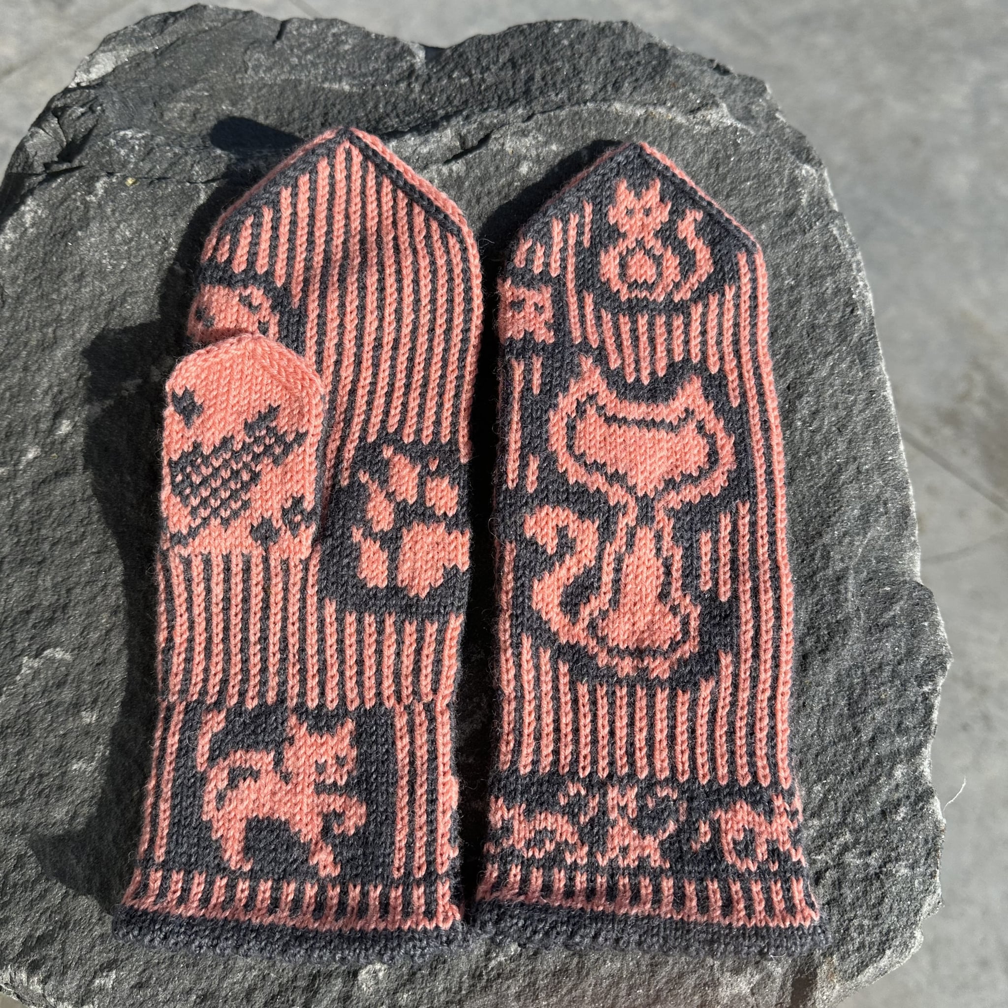 kisuvettlingar_k0-027_cat-mittens_knitting-patterns_prjonauppskrift2.jpeg