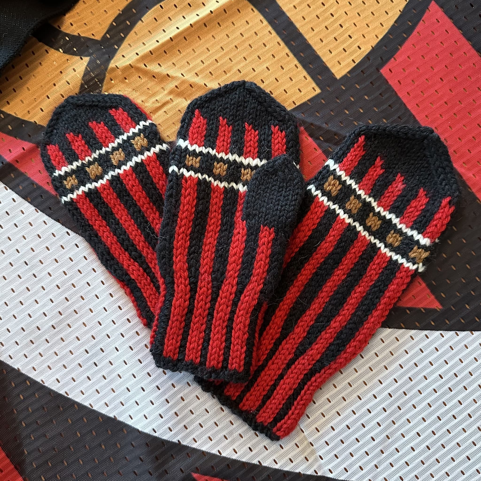 Víkingur kids mittens knitting pattern