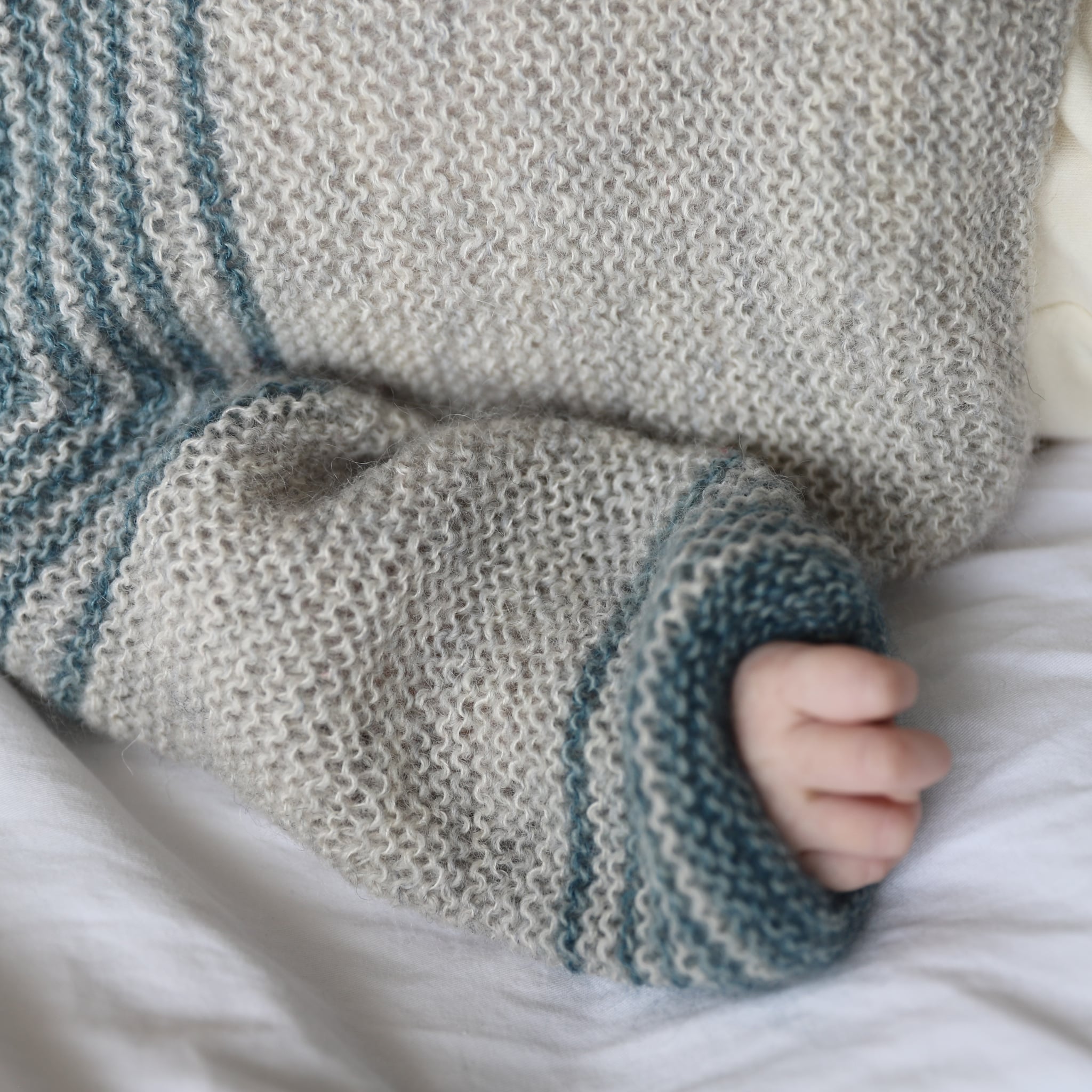 mjuk-barnapeysa_ios-009_newborn-sweater_knitting-pattern_prjonauppskrfit2.jpeg