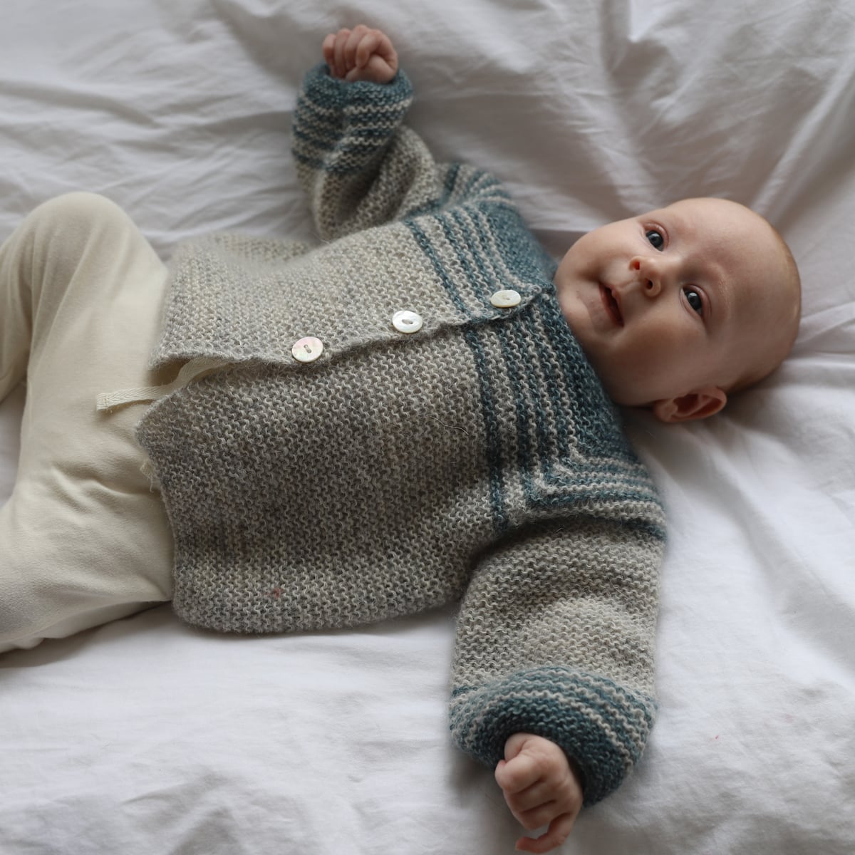 mjuk-barnapeysa_ios-009_newborn-sweater_knitting-pattern_prjonauppskrfit3.jpeg