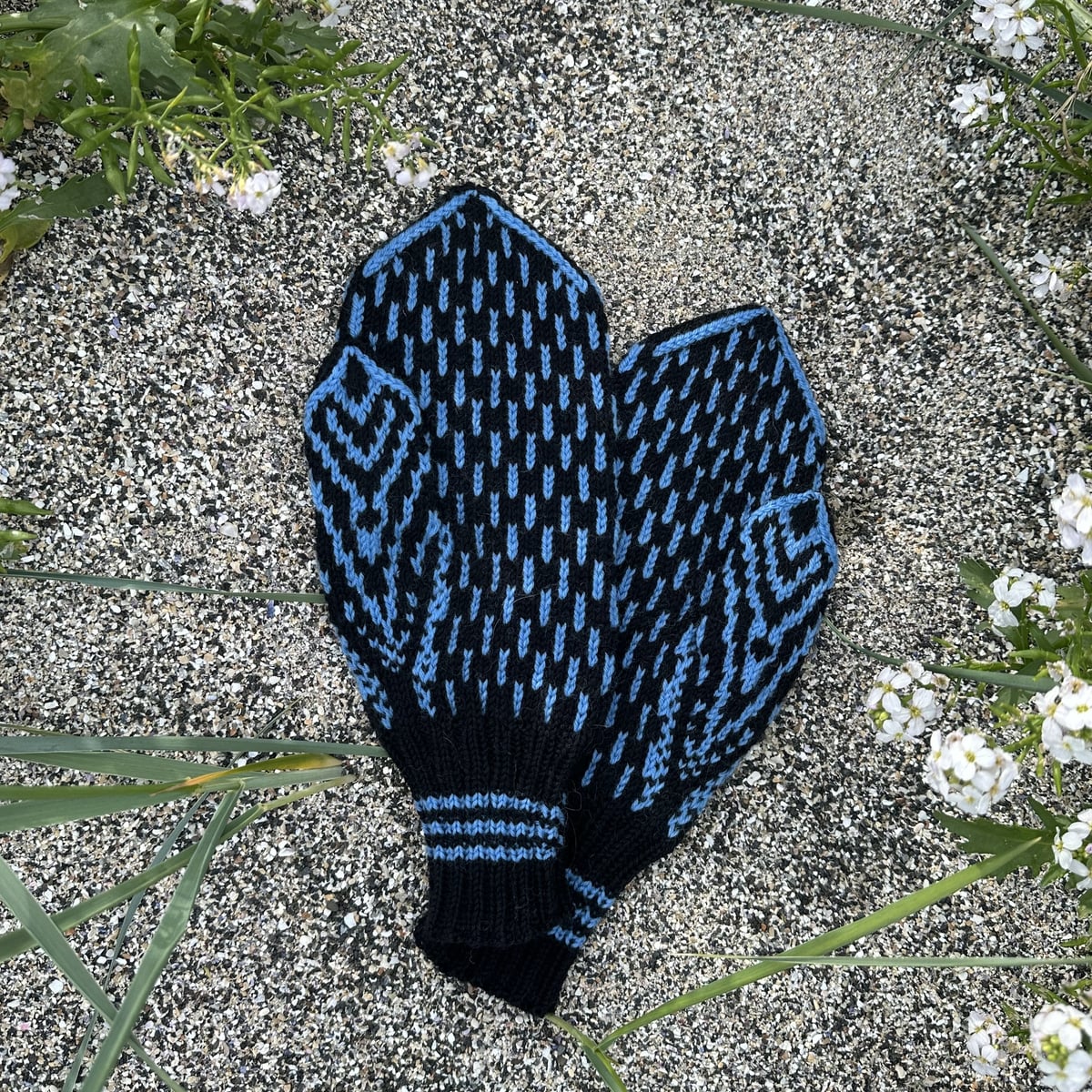 skuggi_ko-030_mens-mittens_knitting-pattern_prjonauppskrift1.jpeg