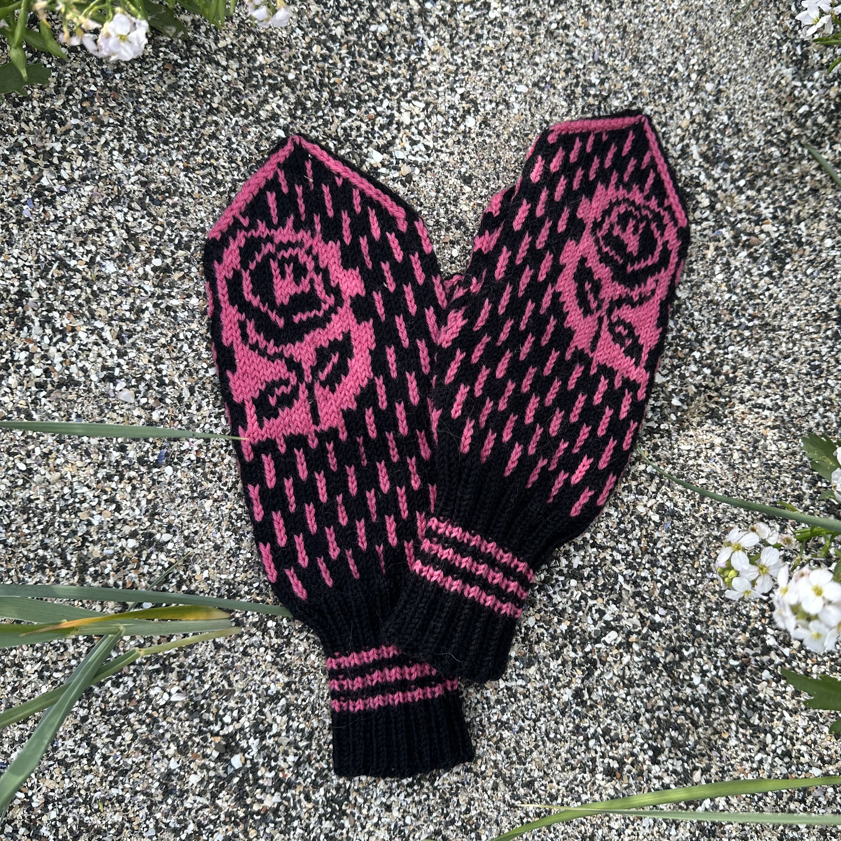 Skuggi womens mittens knitting pattern Skuggi womens mittens knitting pattern