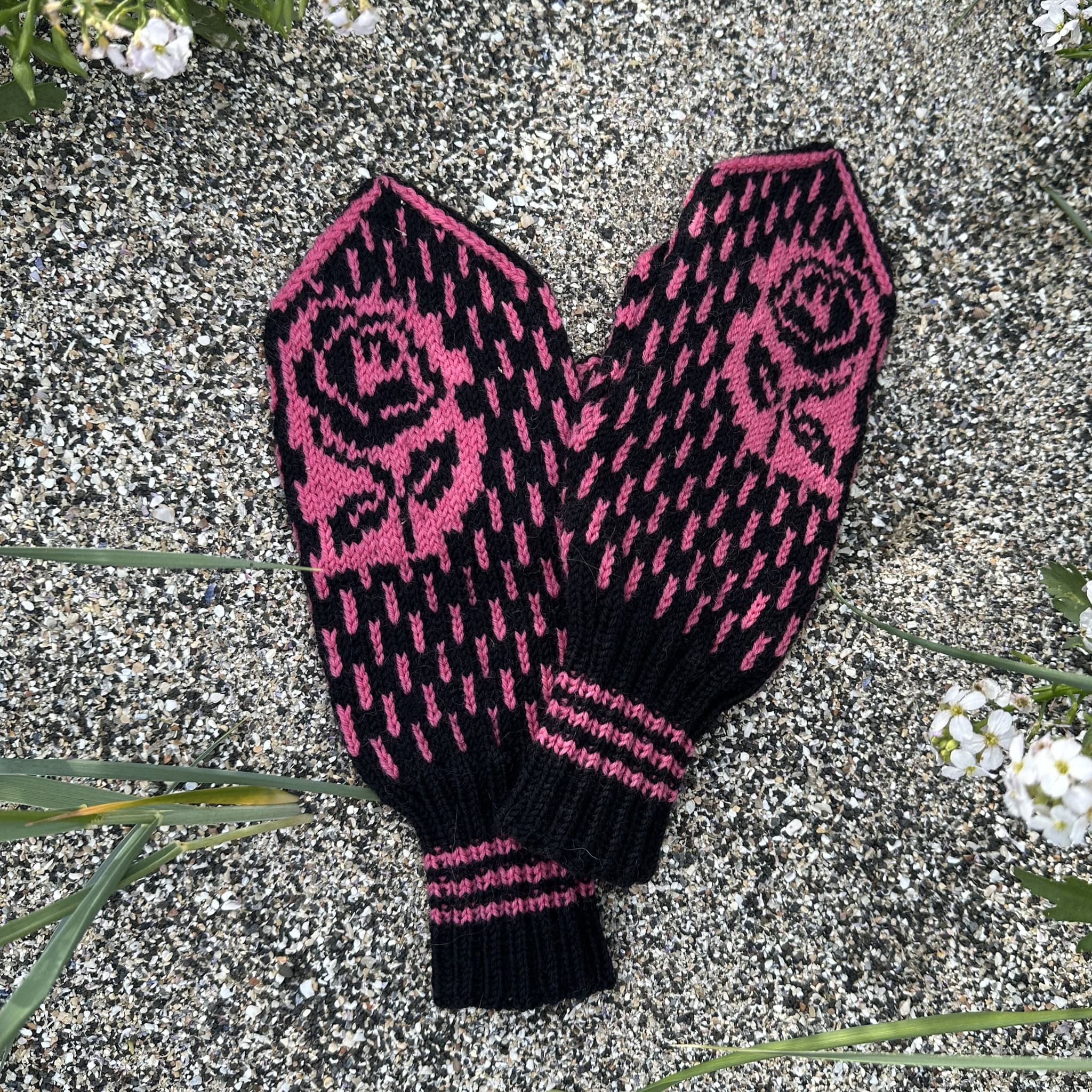 Skuggi women´s mittens knitting pattern