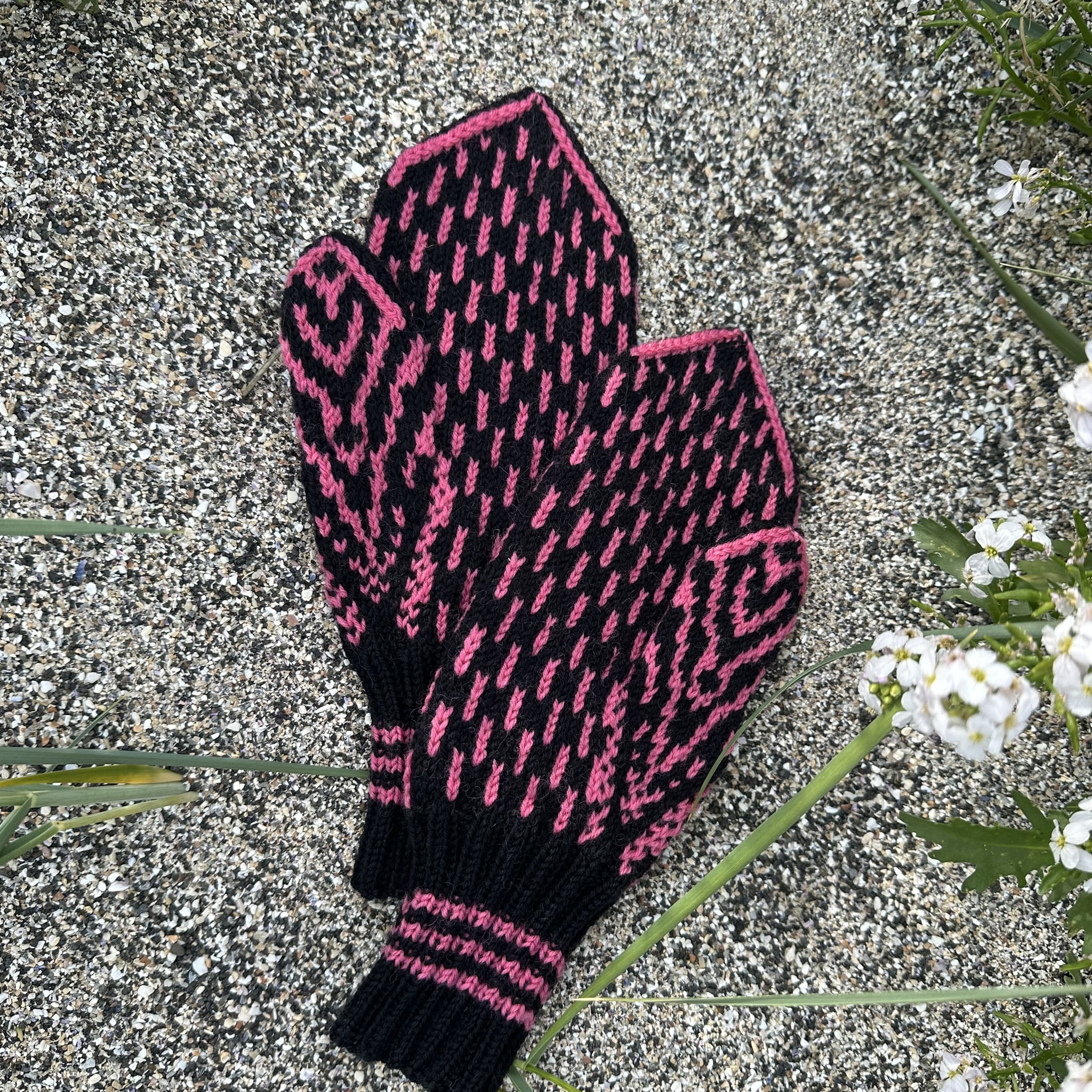 Skuggi women´s mittens knitting pattern