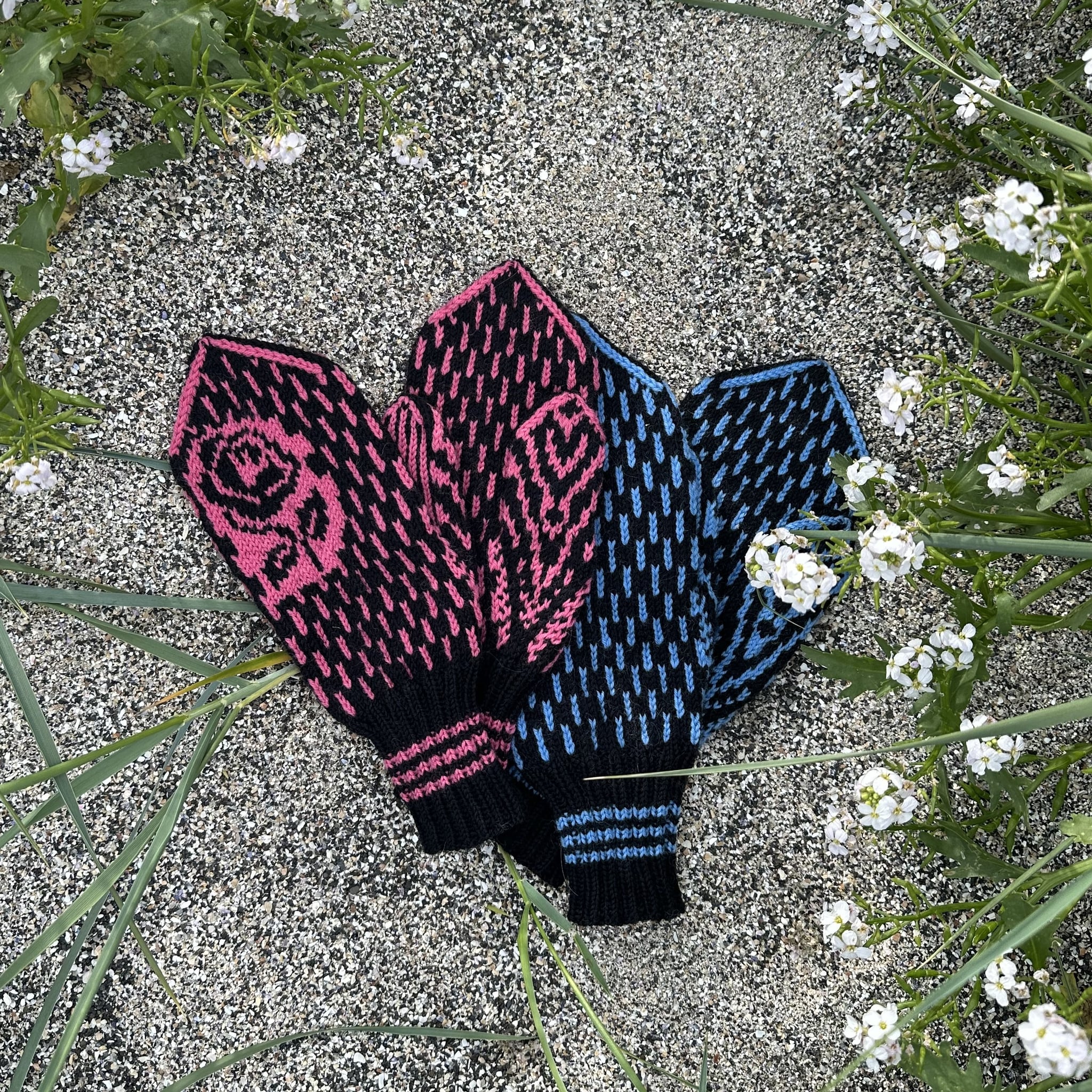 Skuggi women´s mittens knitting pattern