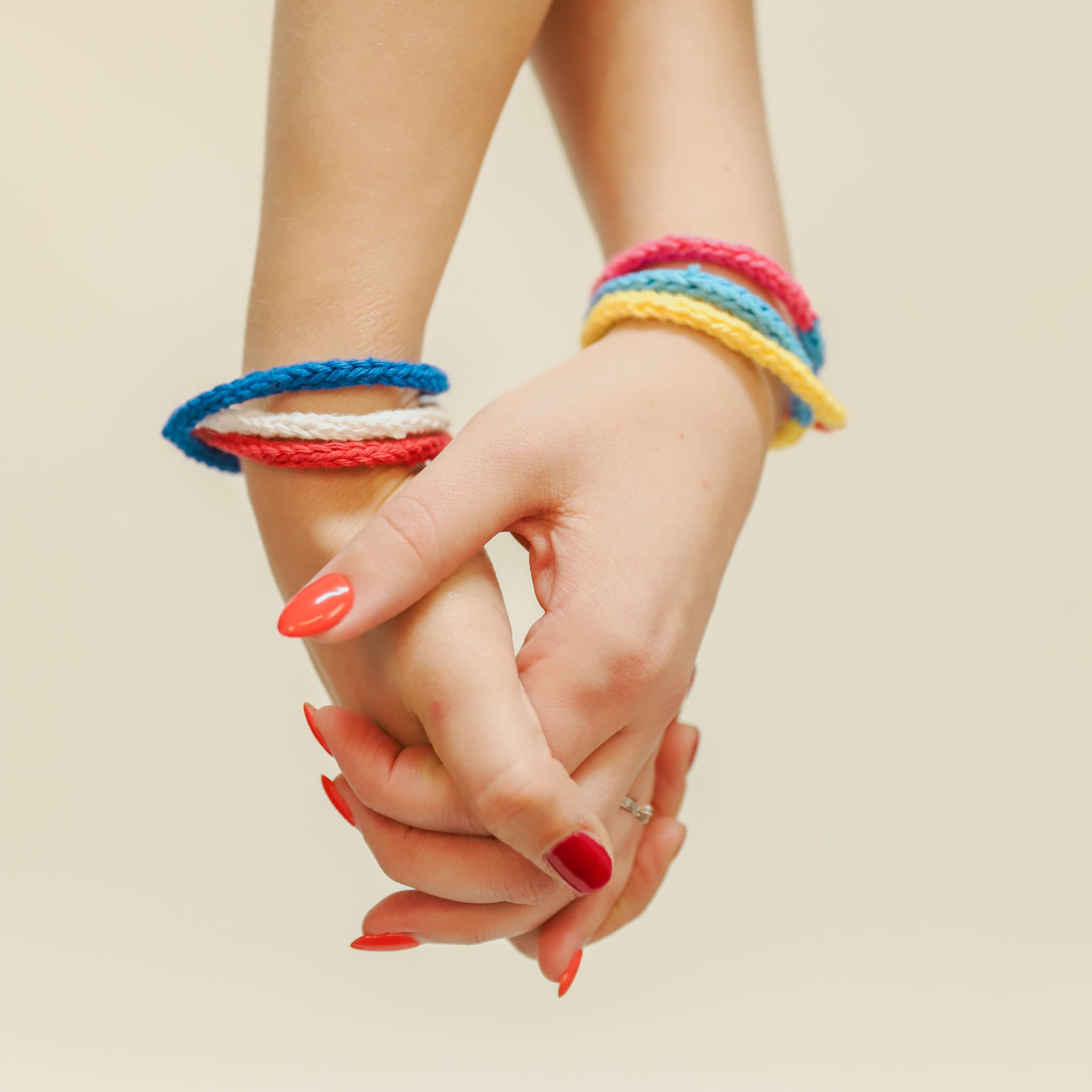 Friendship-bracelet knitting pattern